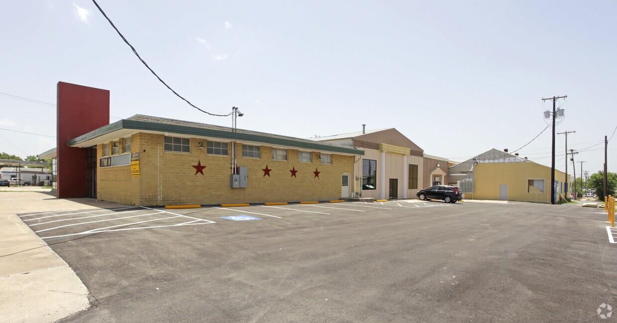 View of building exterior featuring uncovered par