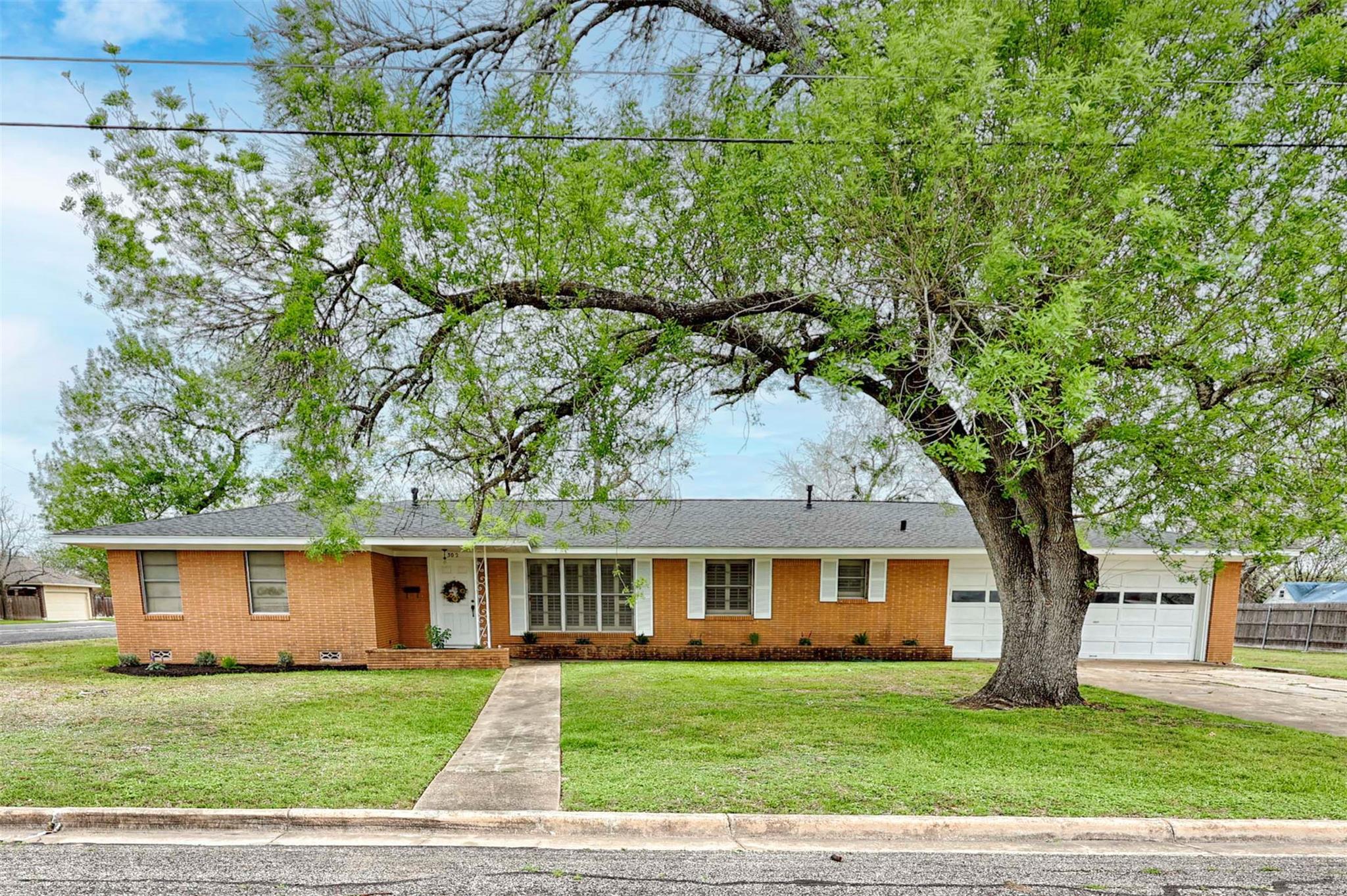 302  Baumgarten St 매물 사진 1