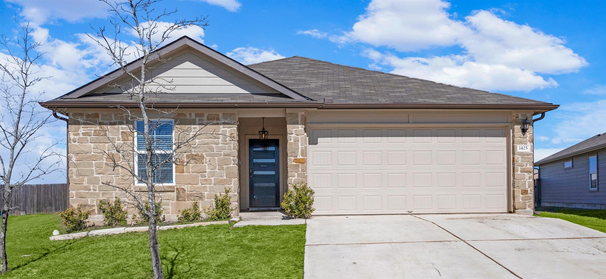 Listing photo 1 of 1425  London Way