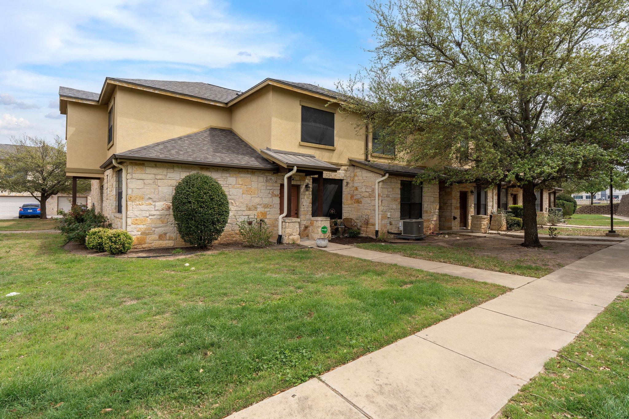Listing photo 1 of 2101  Town Centre Dr  #2006