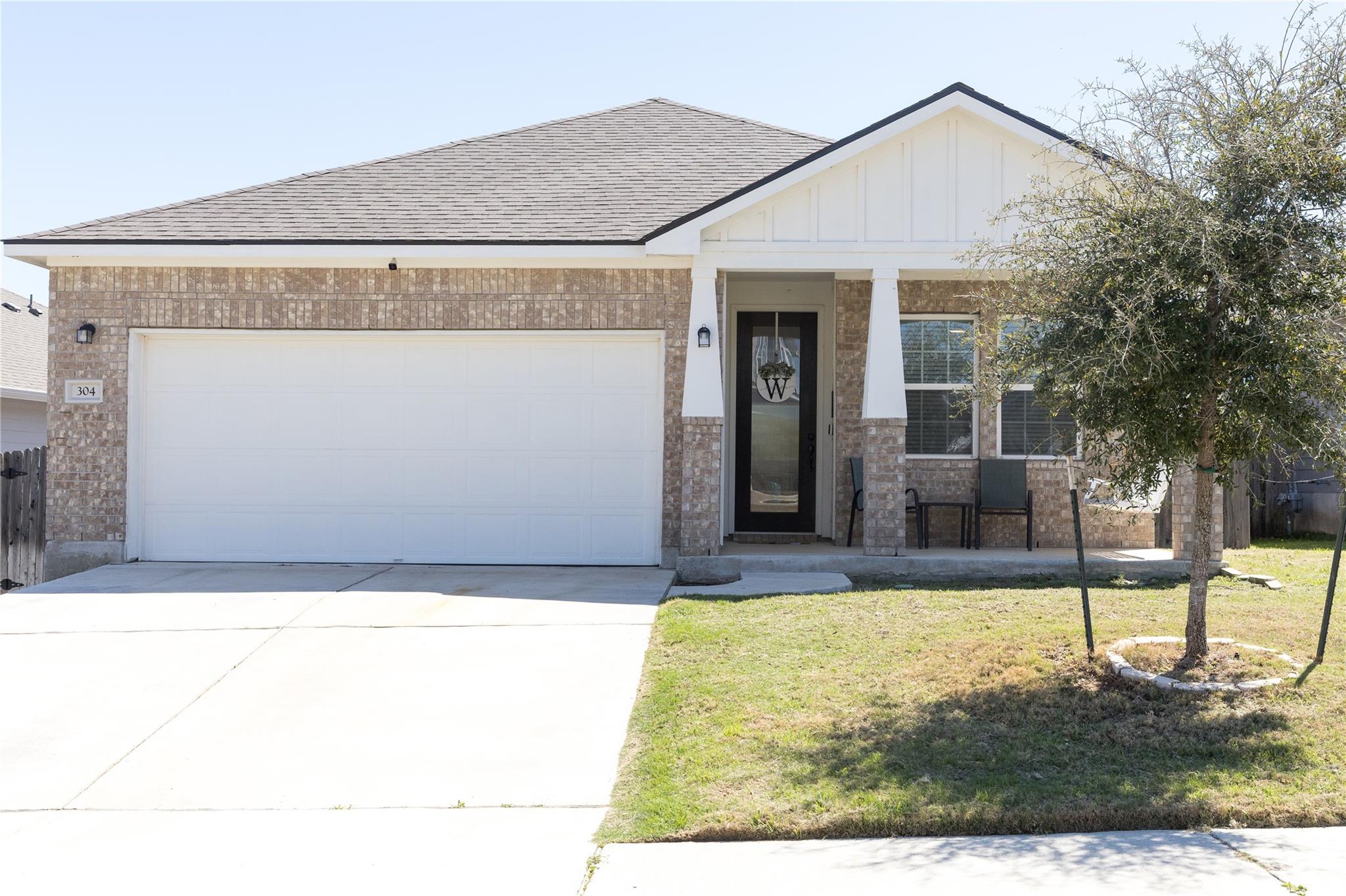 Listing photo 1 of 304  Winding Hollow Ln