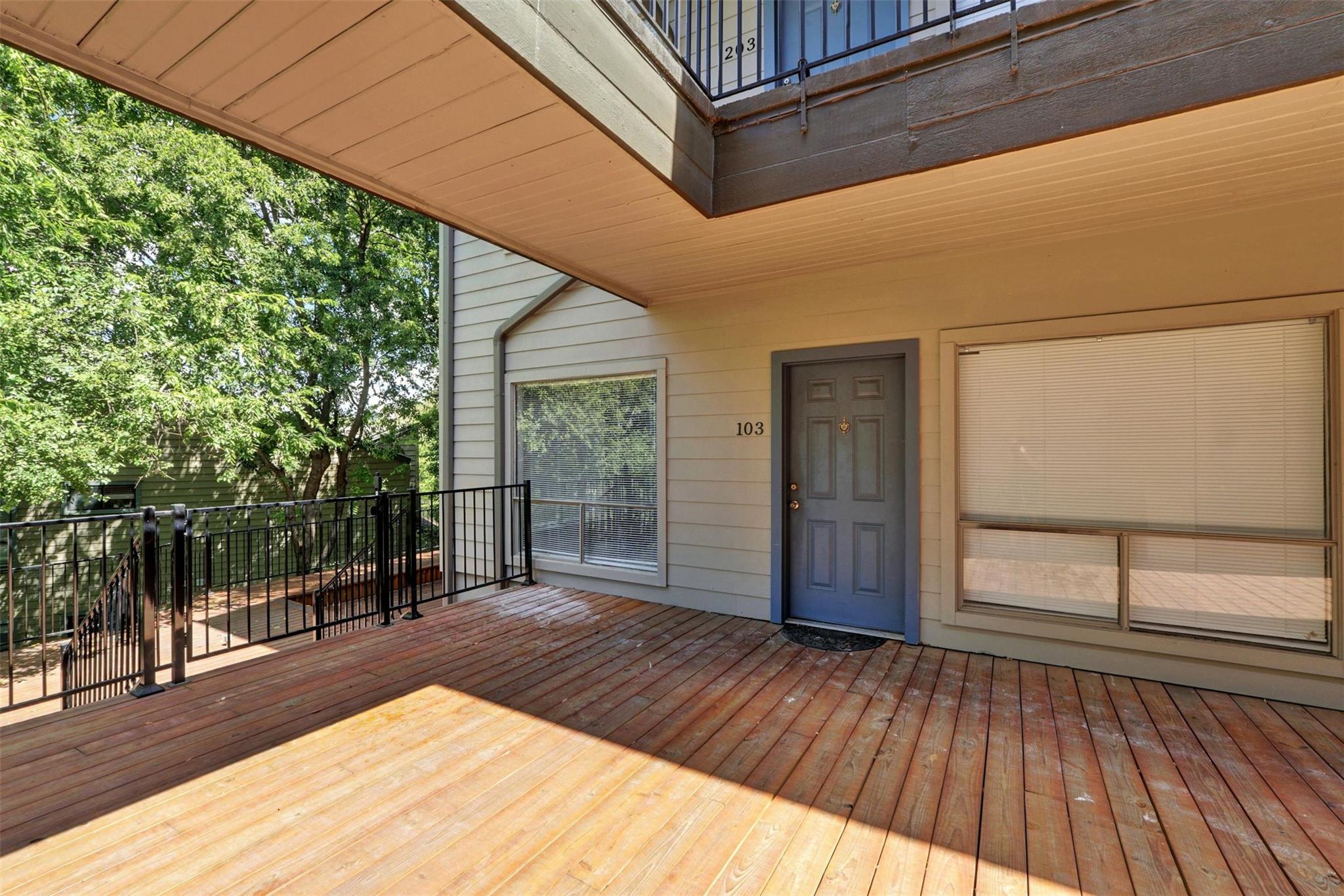 Listing photo 1 of 908  Poplar St  #103