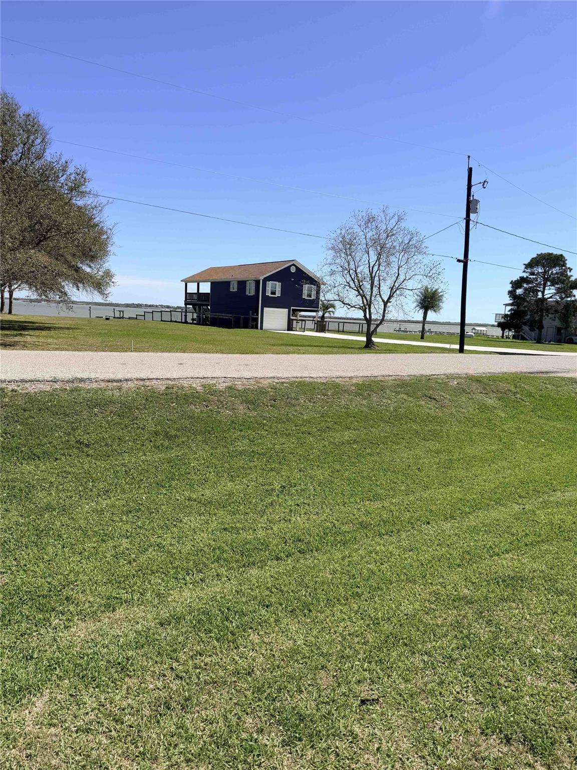 Listing photo 1 of 1912  Bayview Dr
