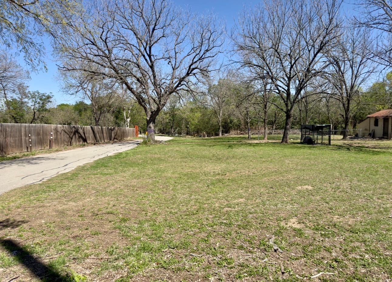 Listing photo 1 of 600  Sabine St