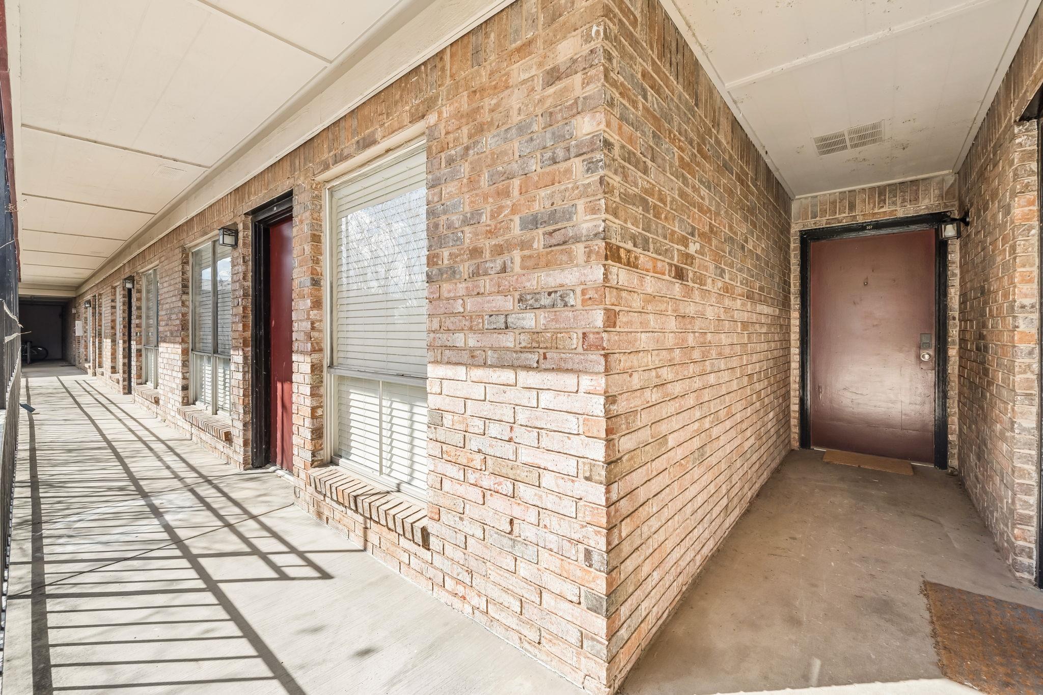 Ảnh nhà đang rao bán 1 của 2207  Leon St  #307
