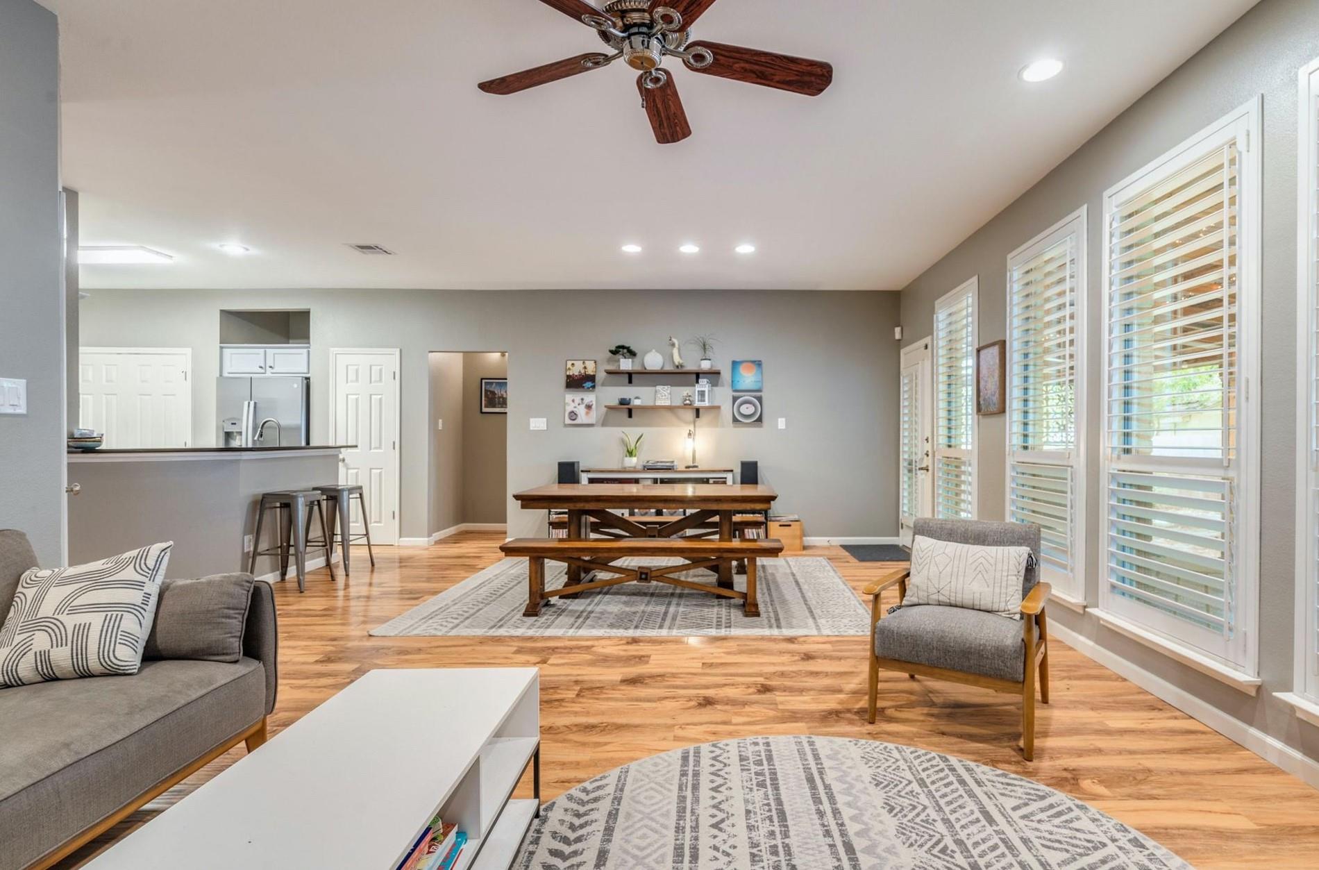 Listing photo 1 of 809  Hilltop Dr