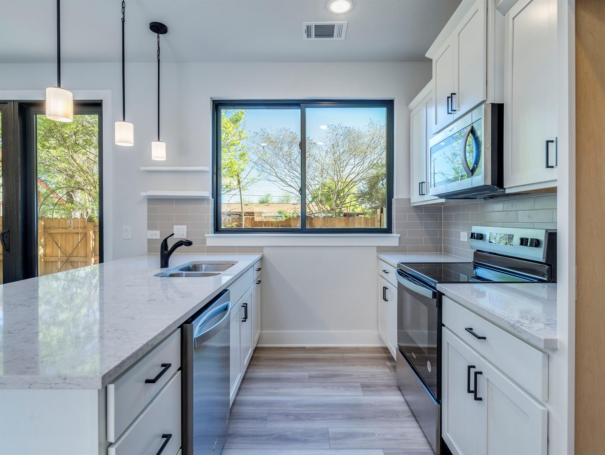 Listing photo 1 of 206  E Wonsley Dr  #2