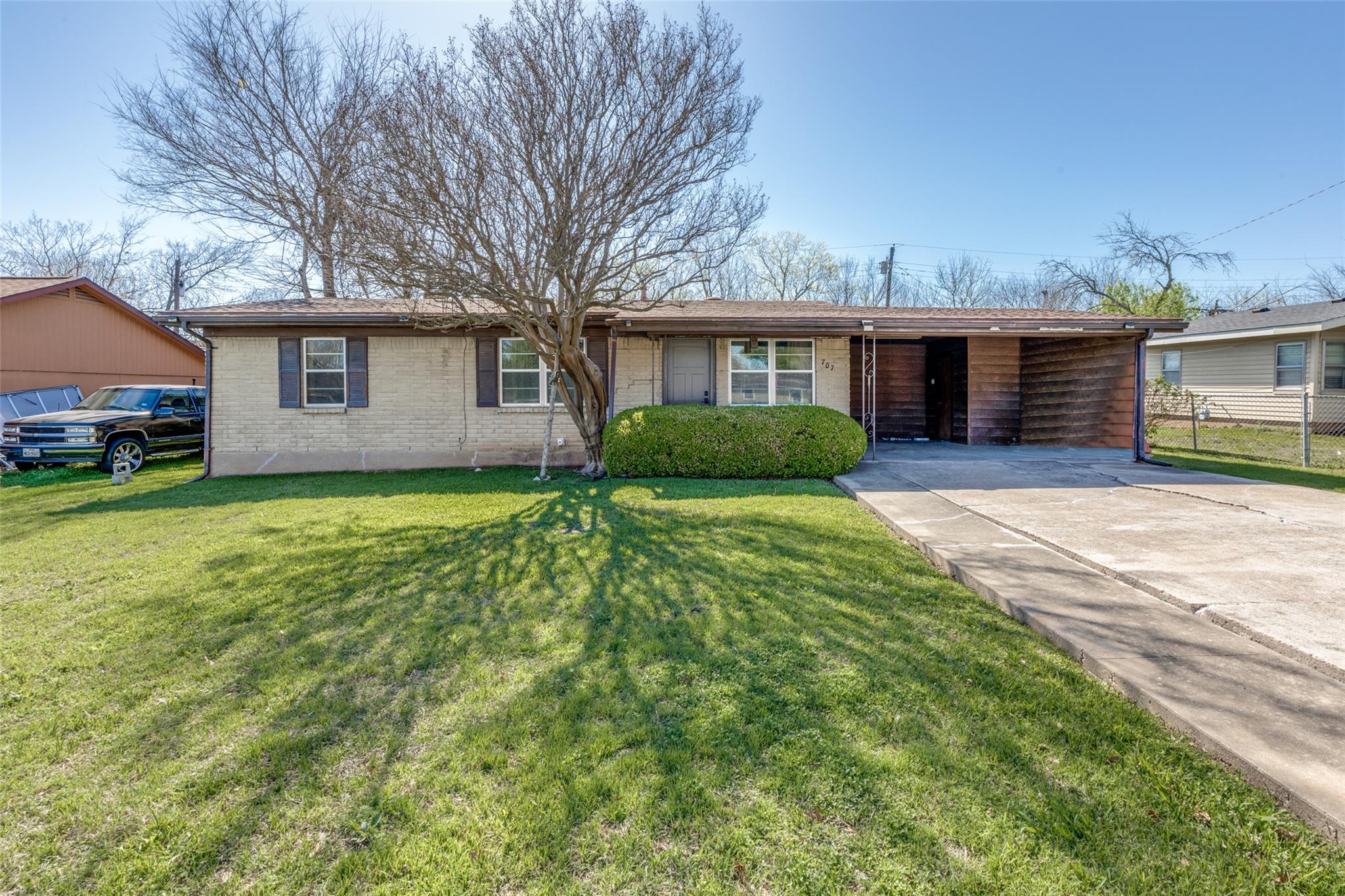 Ranch-style house with brick siding, a front lawn