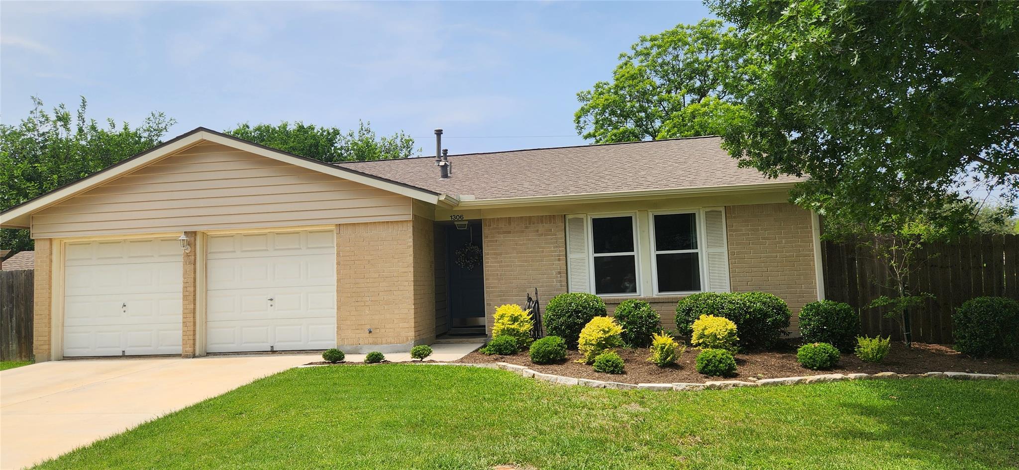 Listing photo 1 of 1306  Lawnmont Dr