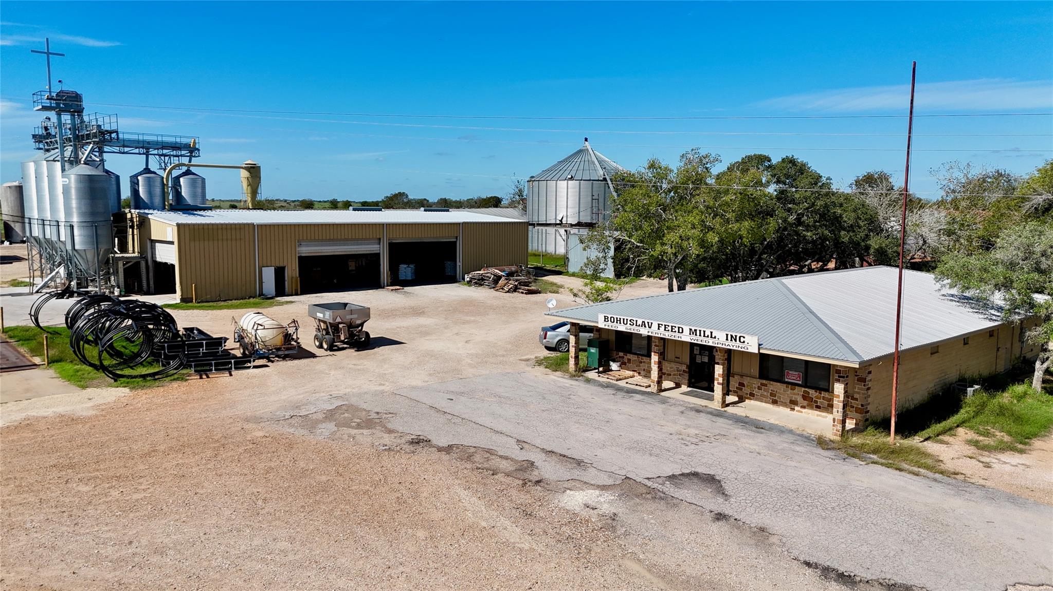 Listing photo 1 of 6022  Fm 532 Rd