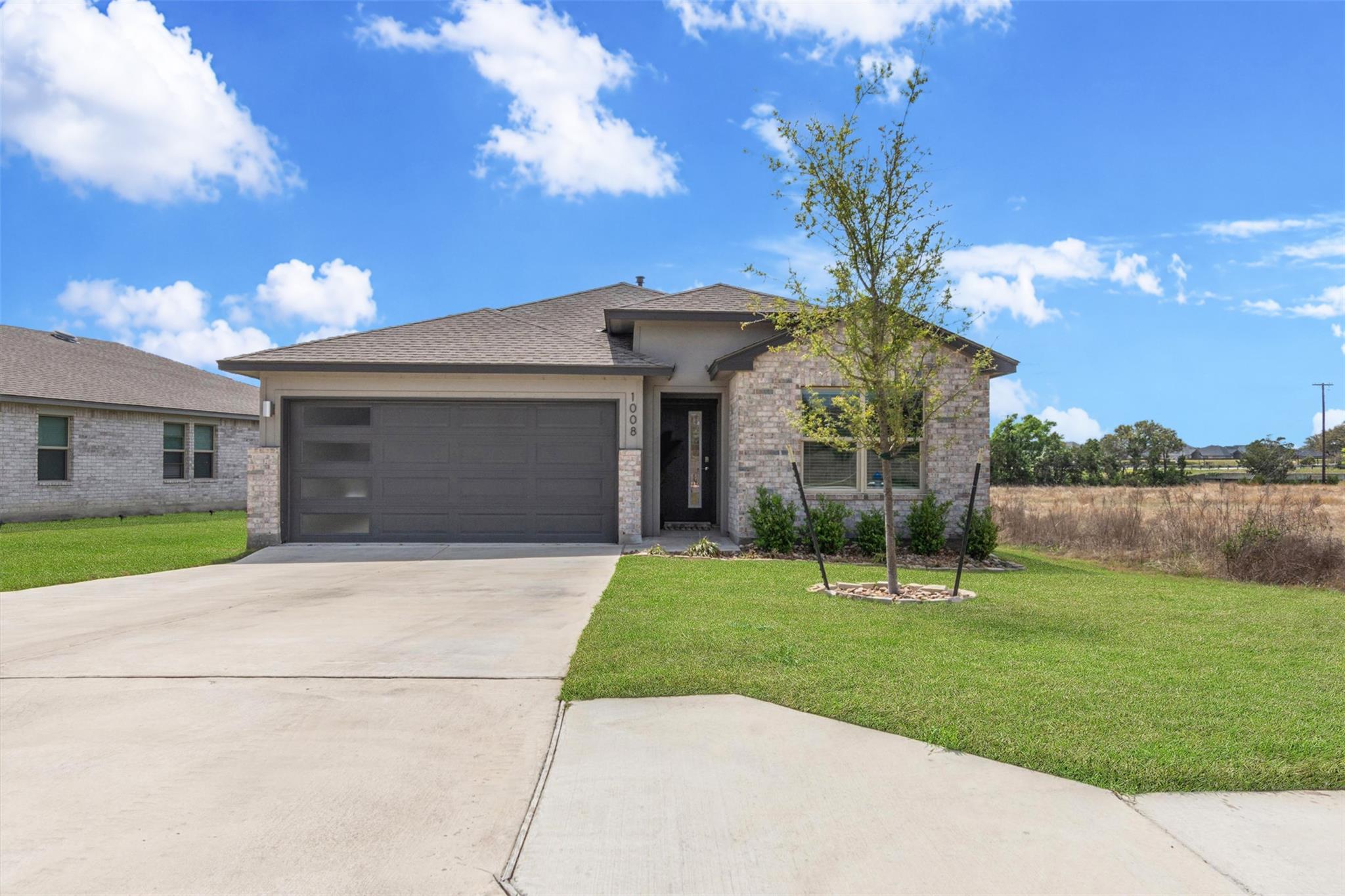 Listing photo 1 of 1008  Tipton St