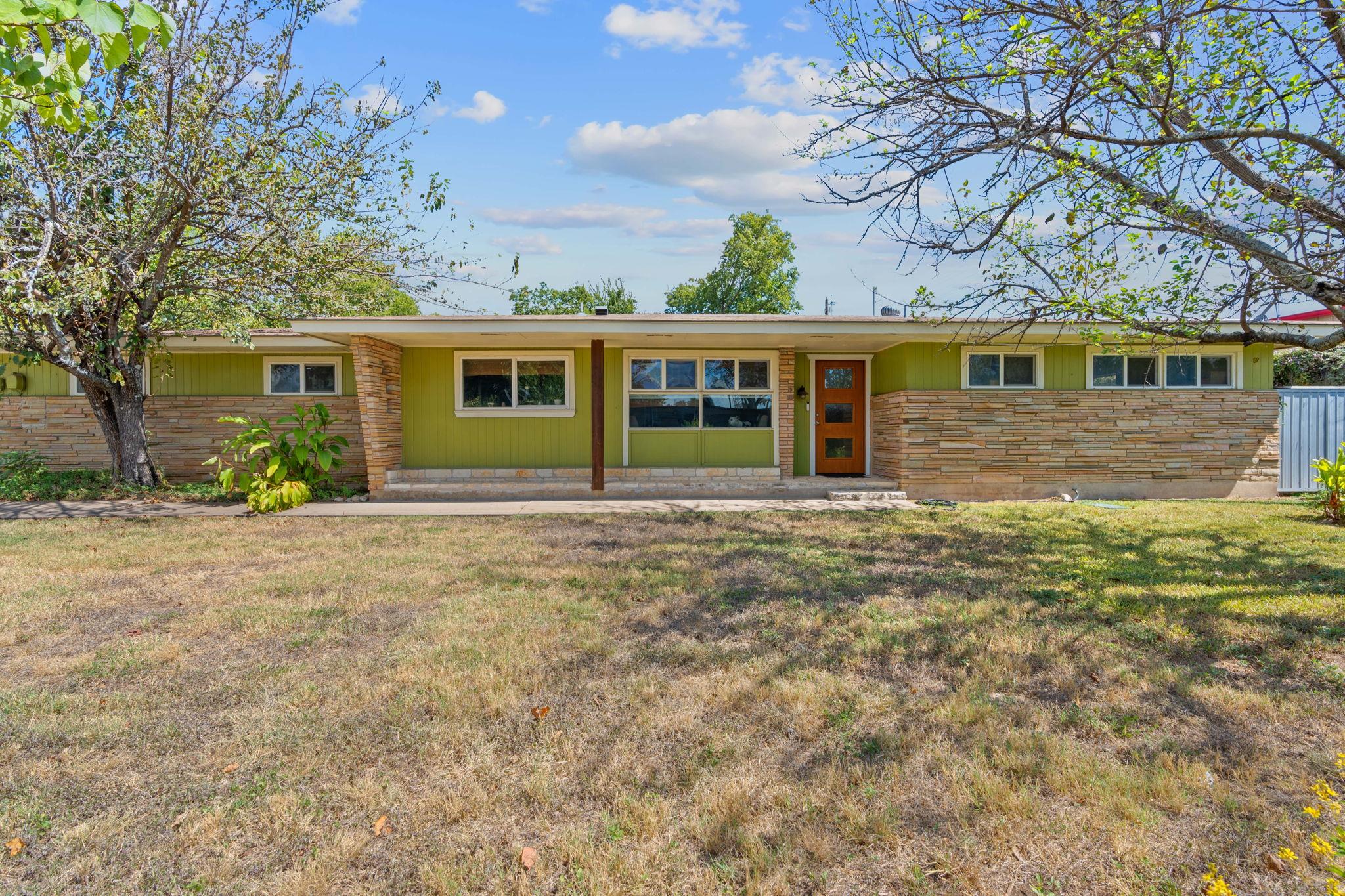Listing photo 1 of 700  Corral Ln