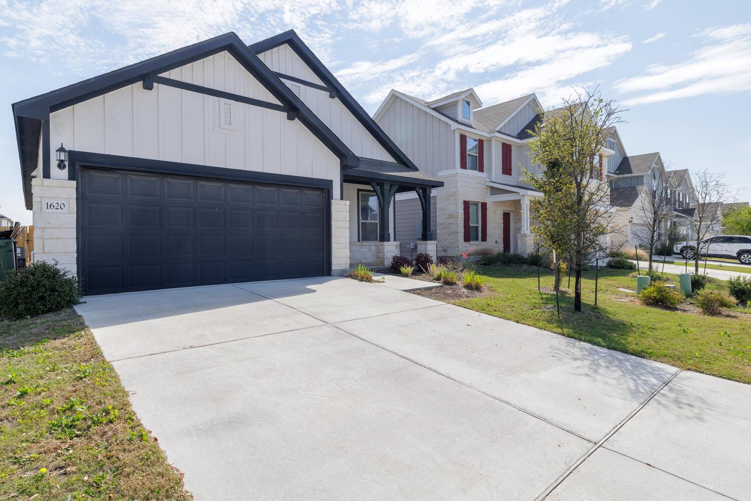 Listing photo 1 of 1620  Holly Lake Dr