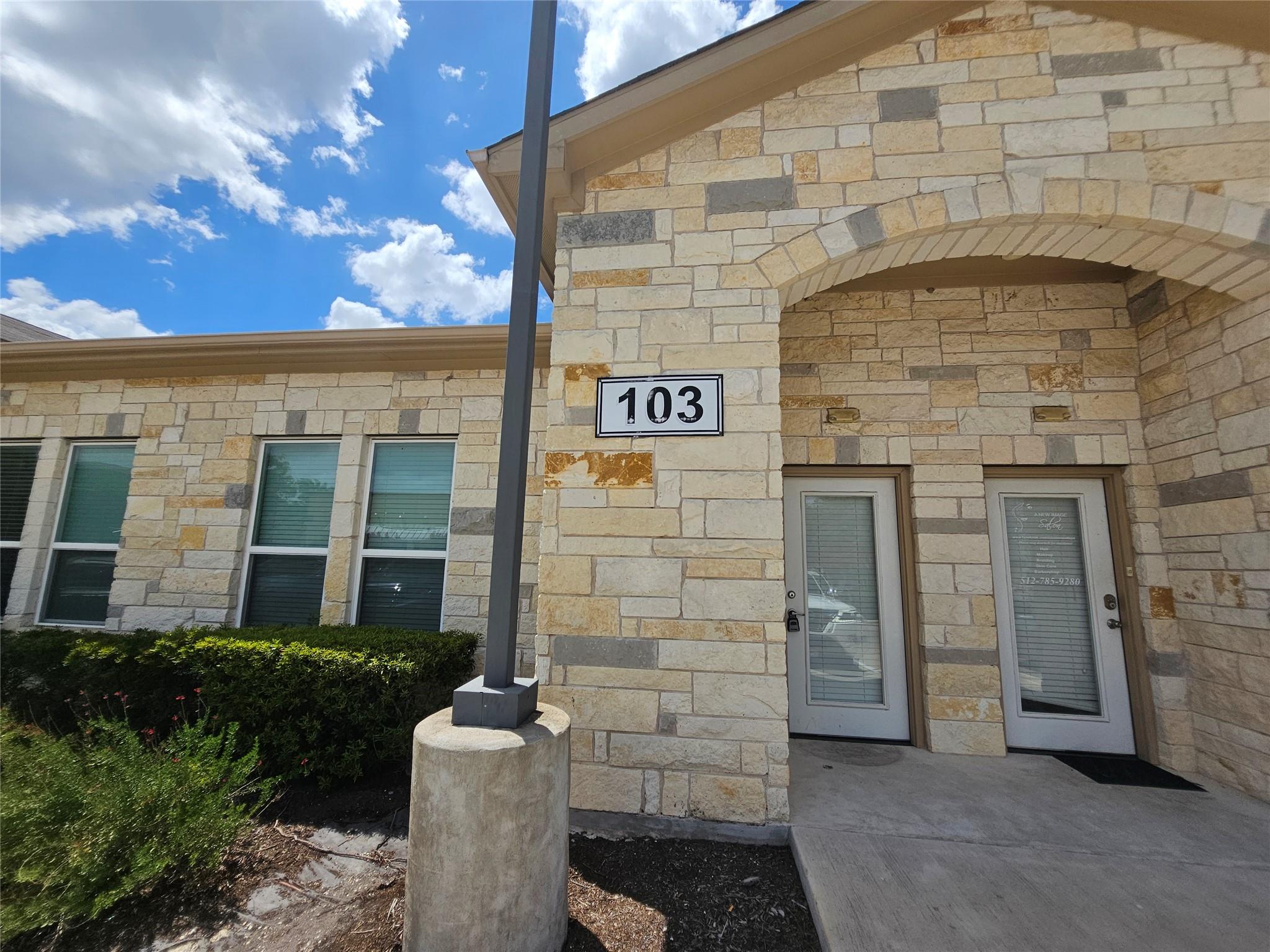 Listing photo 1 of 1009 W Pecan St  #103