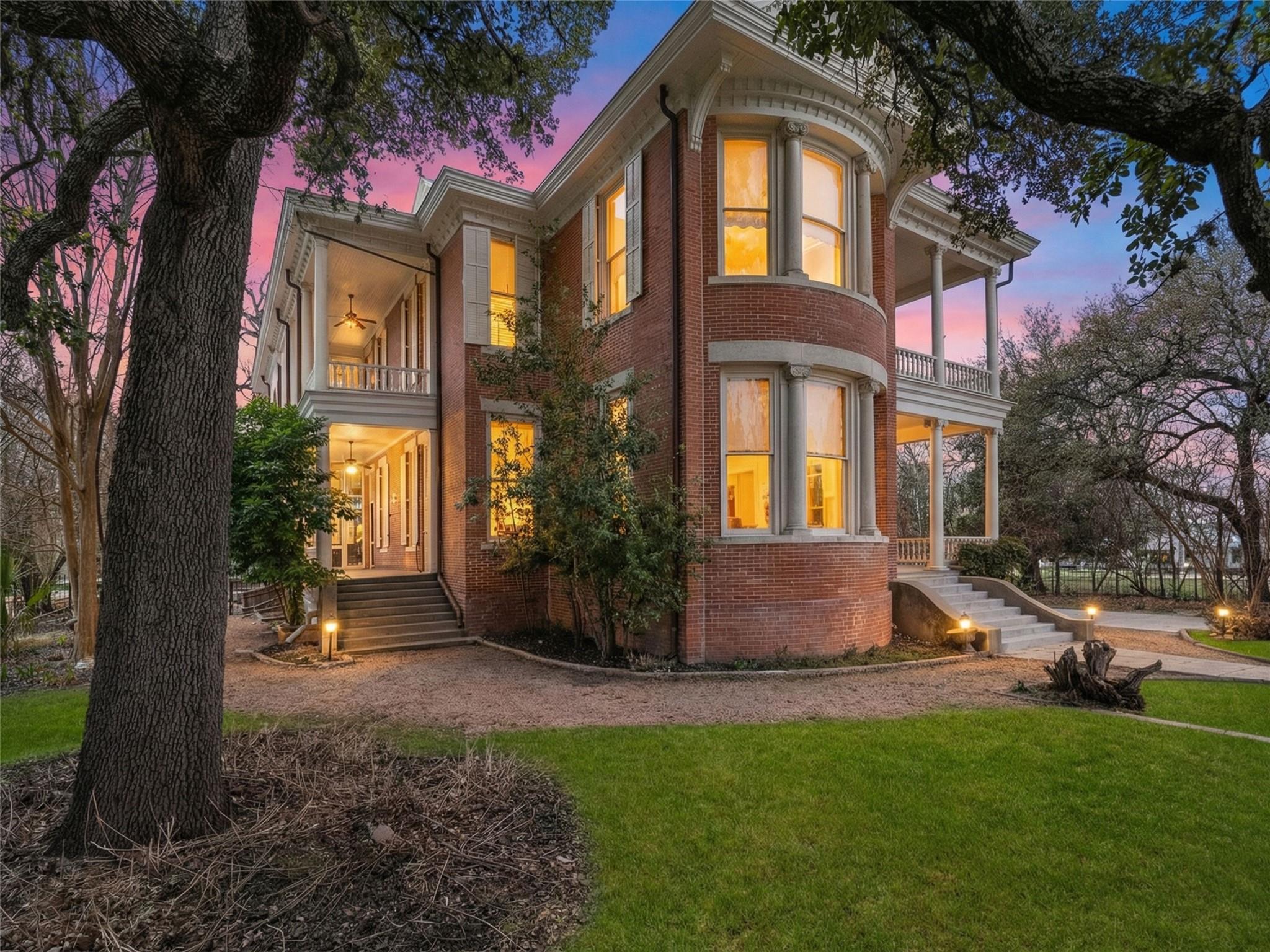 Listing photo 1 of 372  Magazine Ave