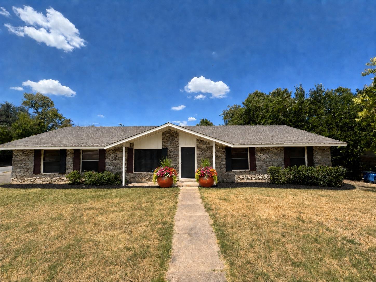 Listing photo 1 of 1000  Hollybluff St