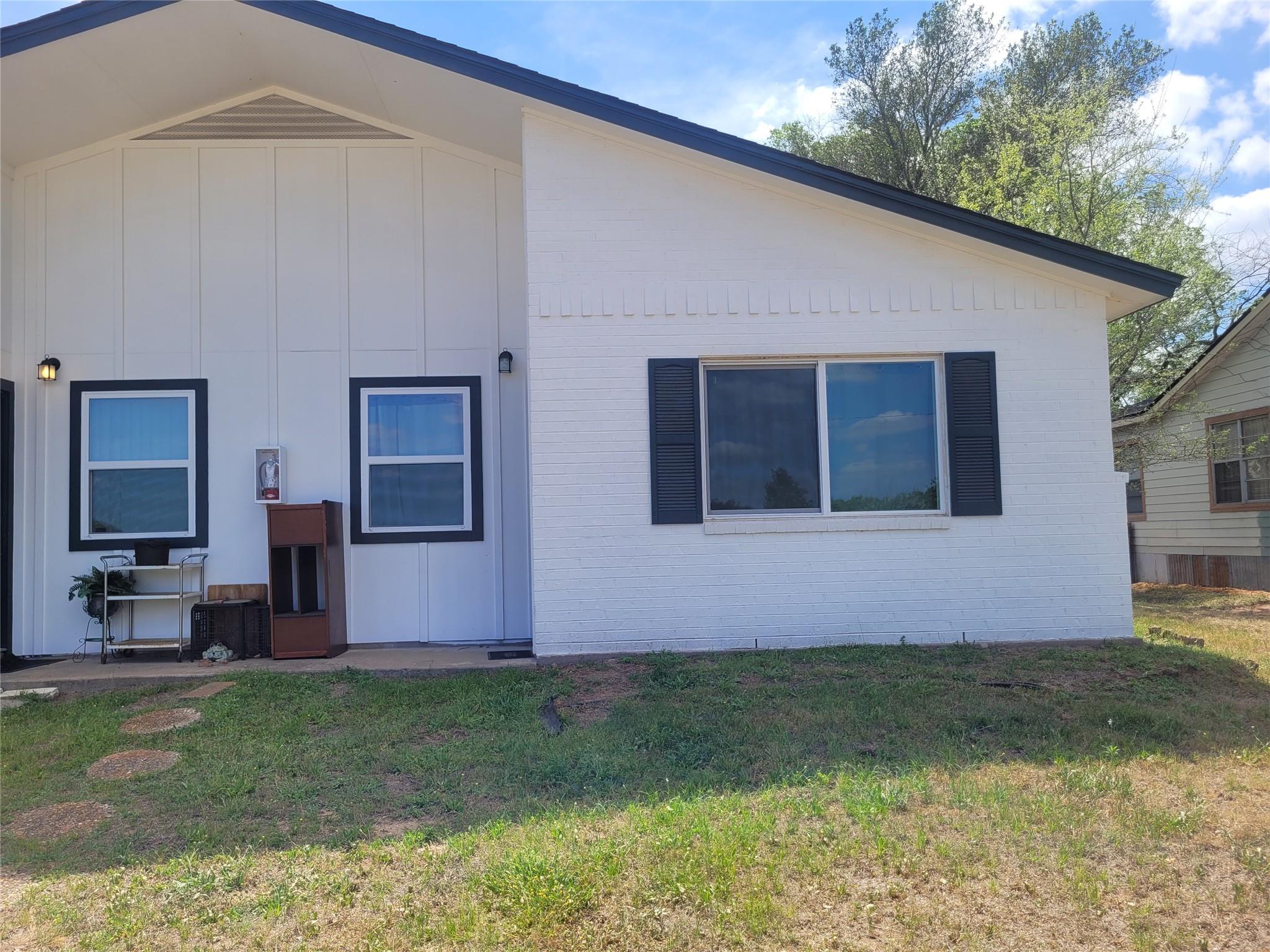 Listing photo 1 of 205  2nd Ave  #2