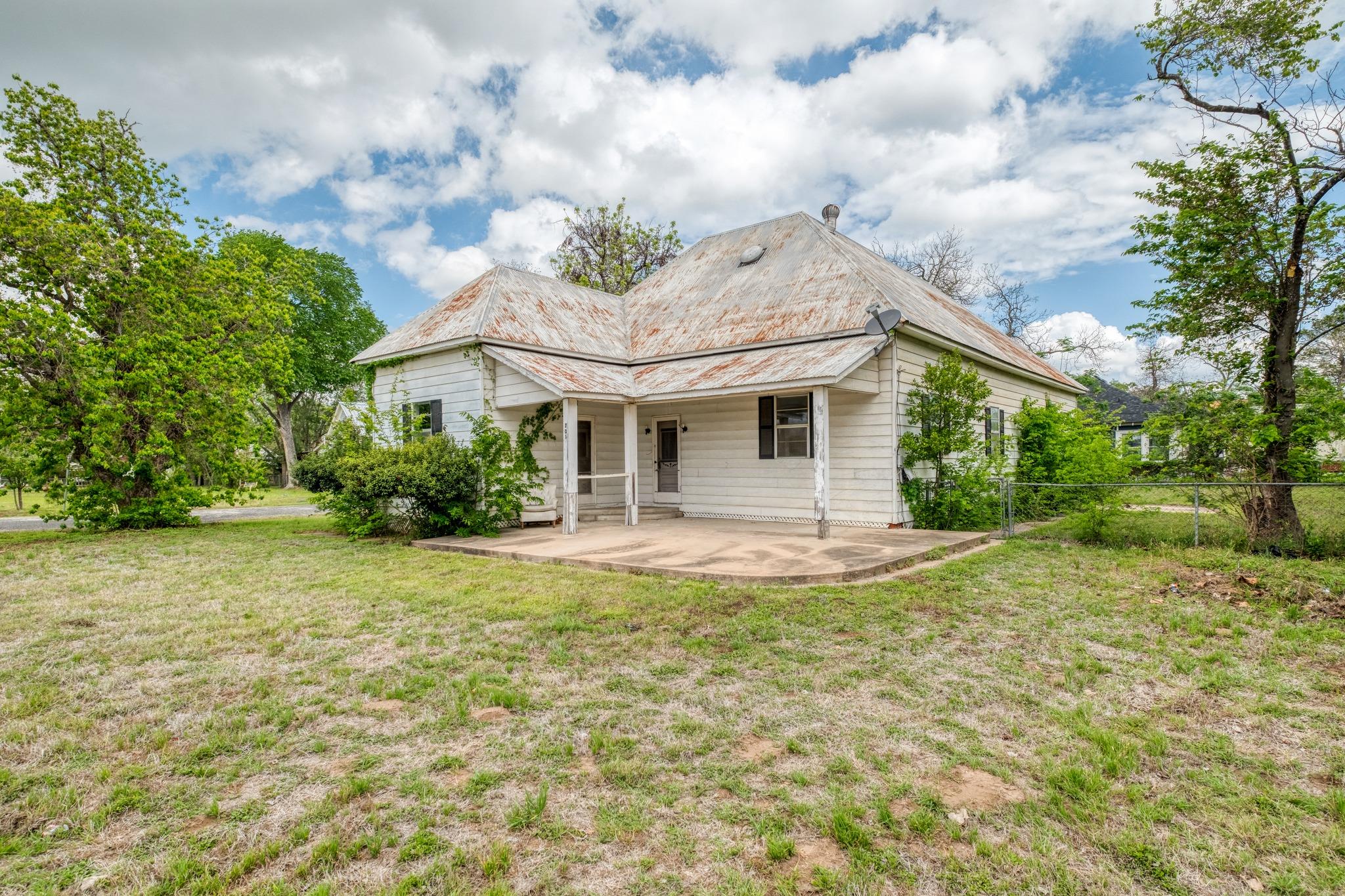 Listing photo 1 of 701 NE 1st St
