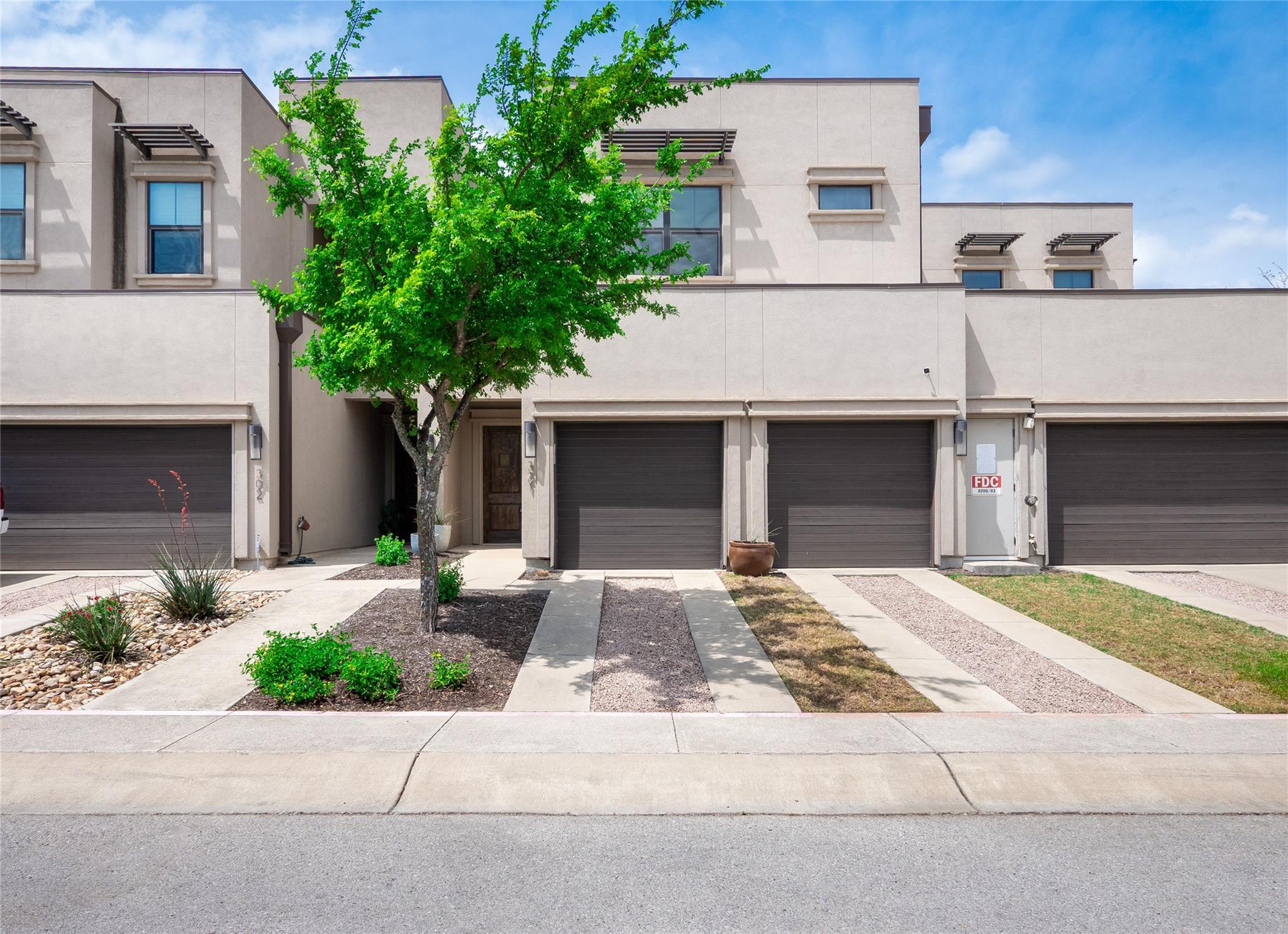 Listing photo 1 of 8200  Southwest Pkwy  #321