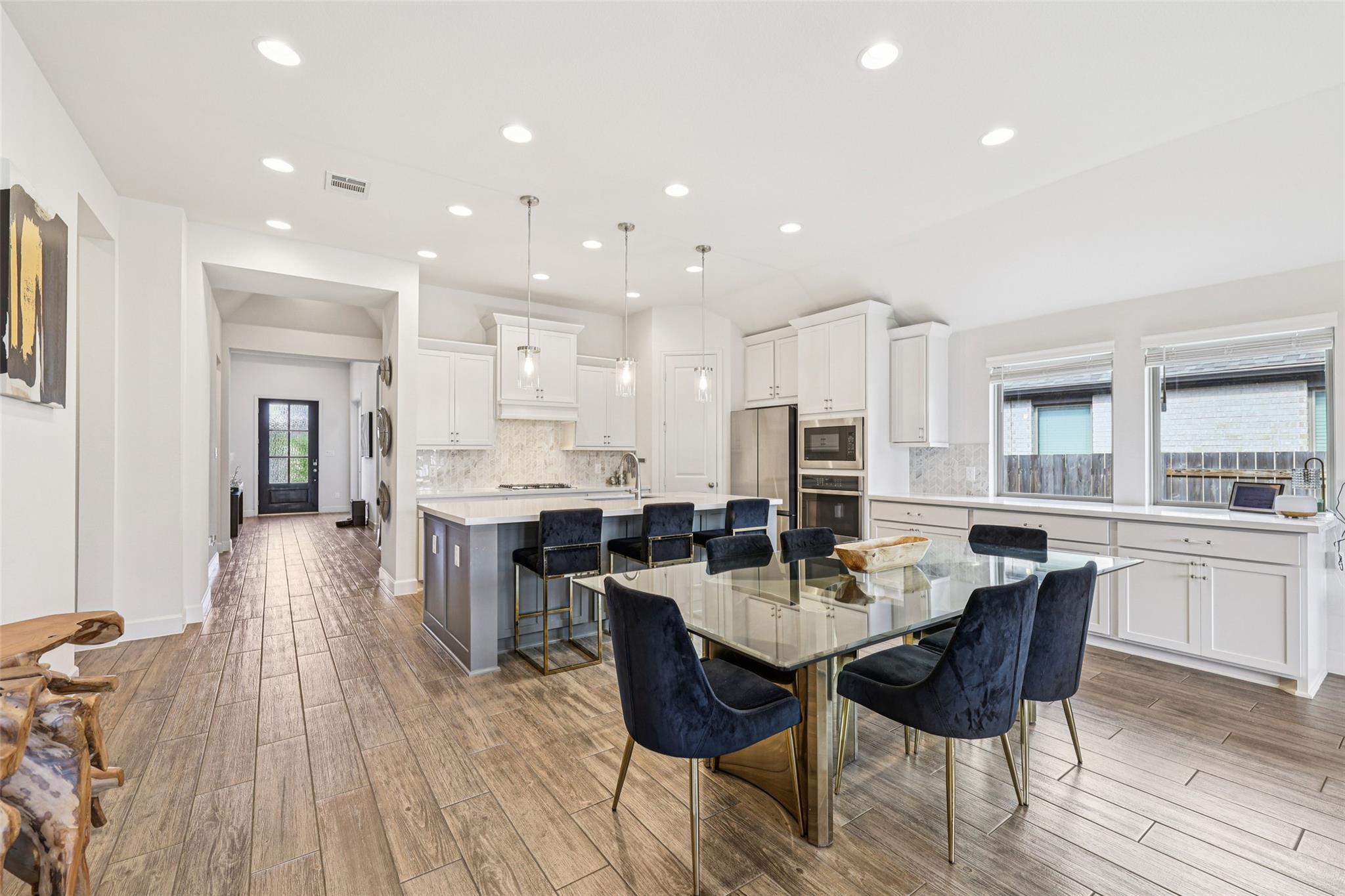 Listing photo 1 of 14521  Kira Ln