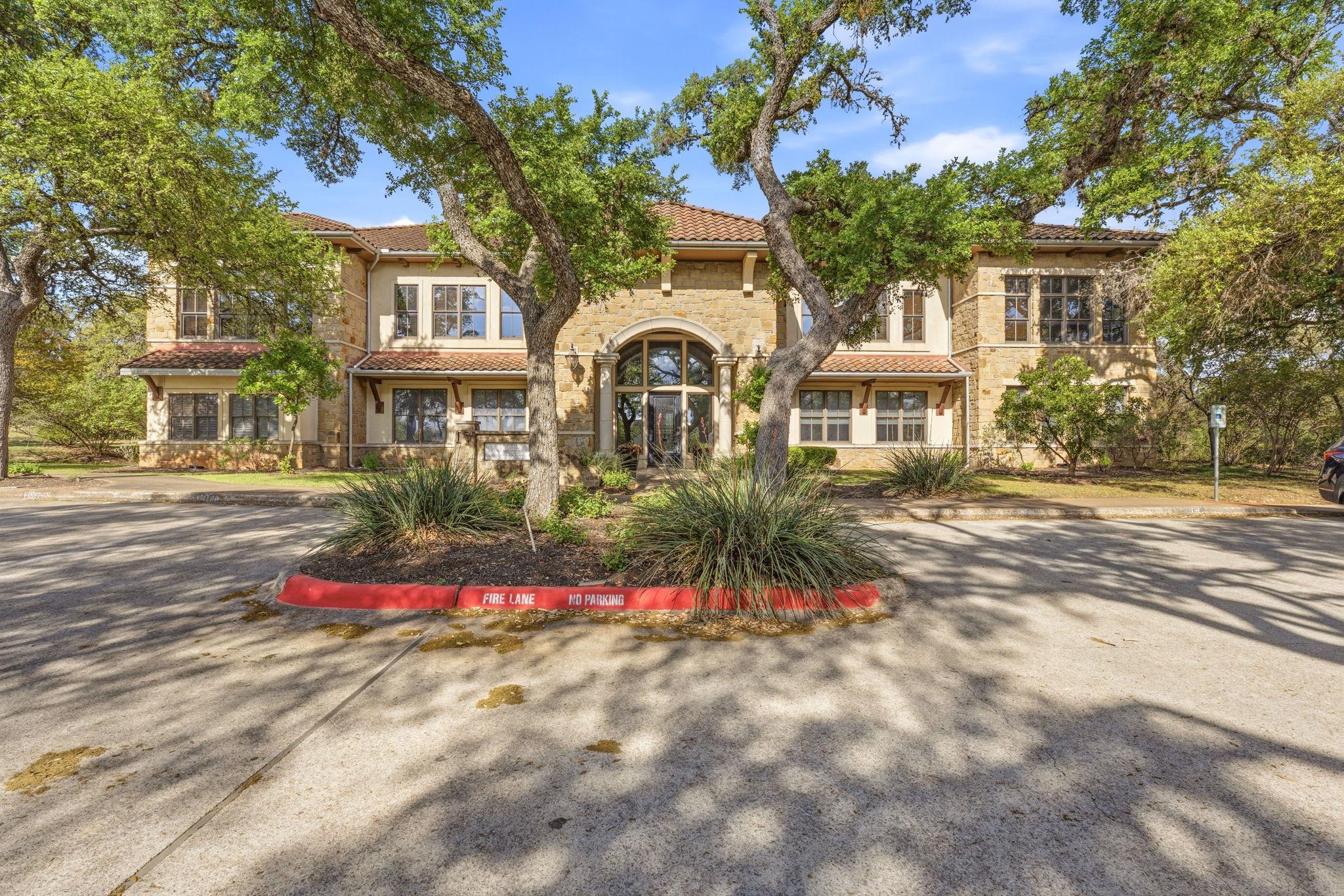 Listing photo 1 of 5900  Southwest Pkwy  #401