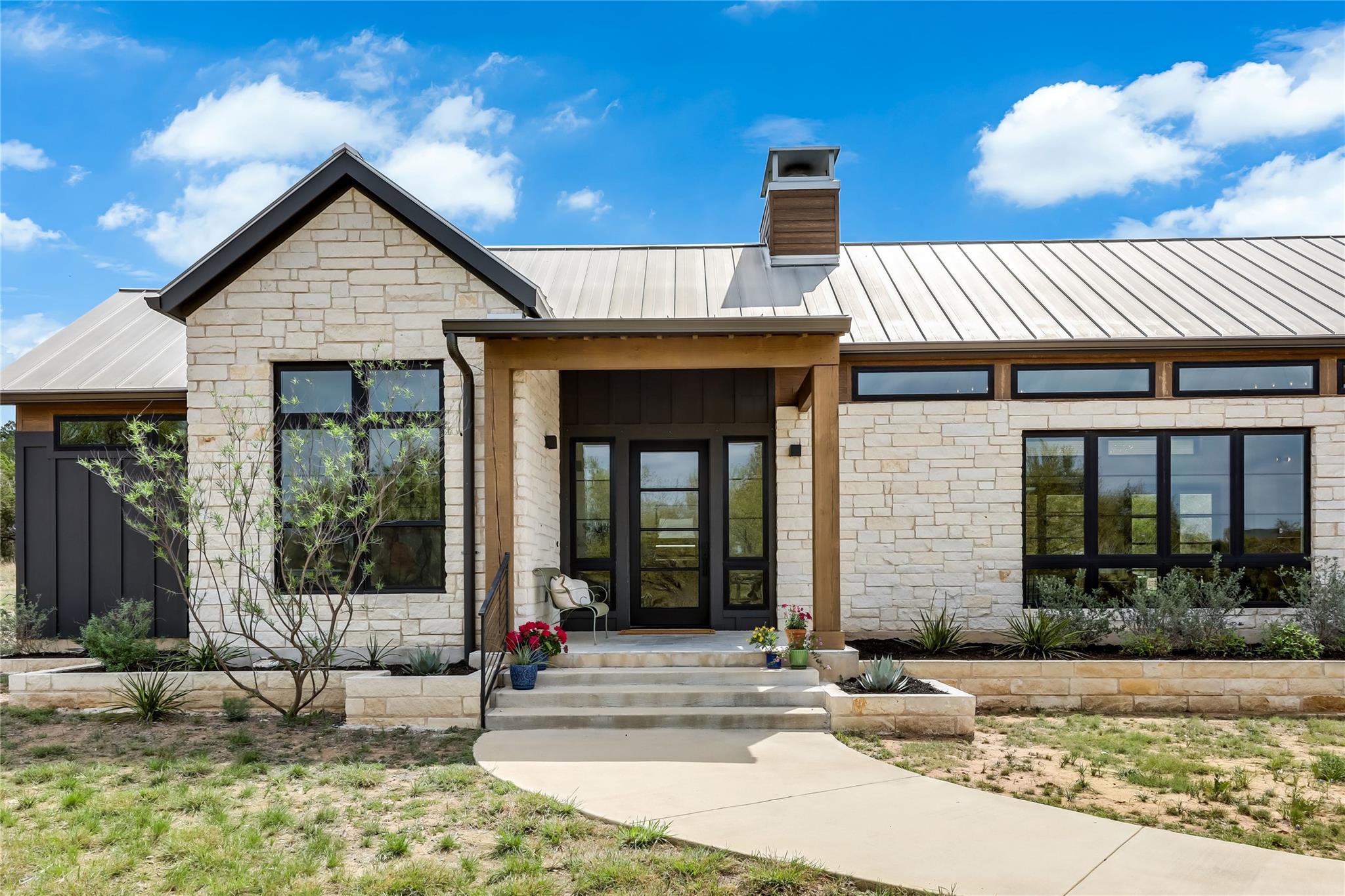 Listing photo 1 of 329  Calvary Cv