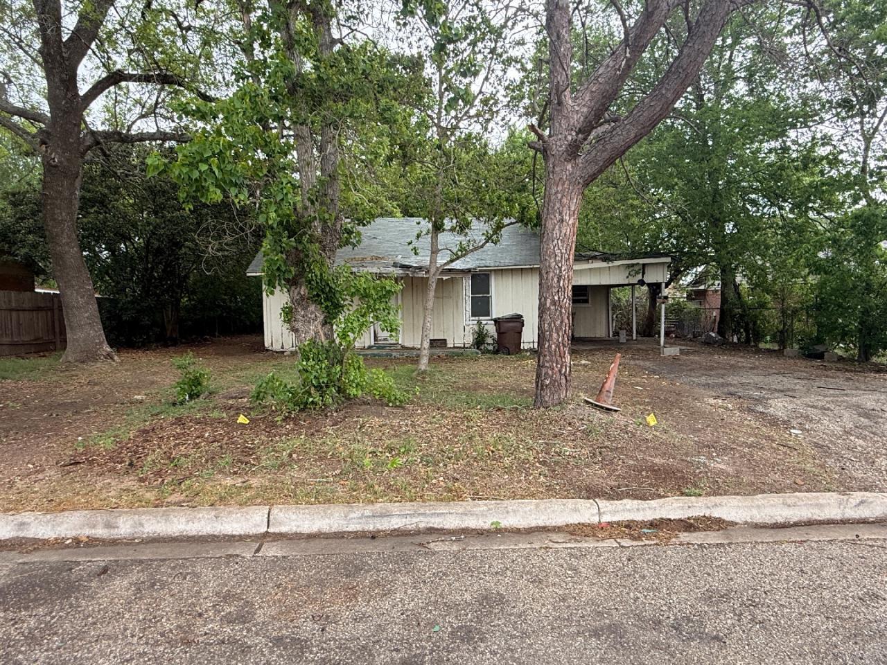 Listing photo 1 of 918 S Brazos St