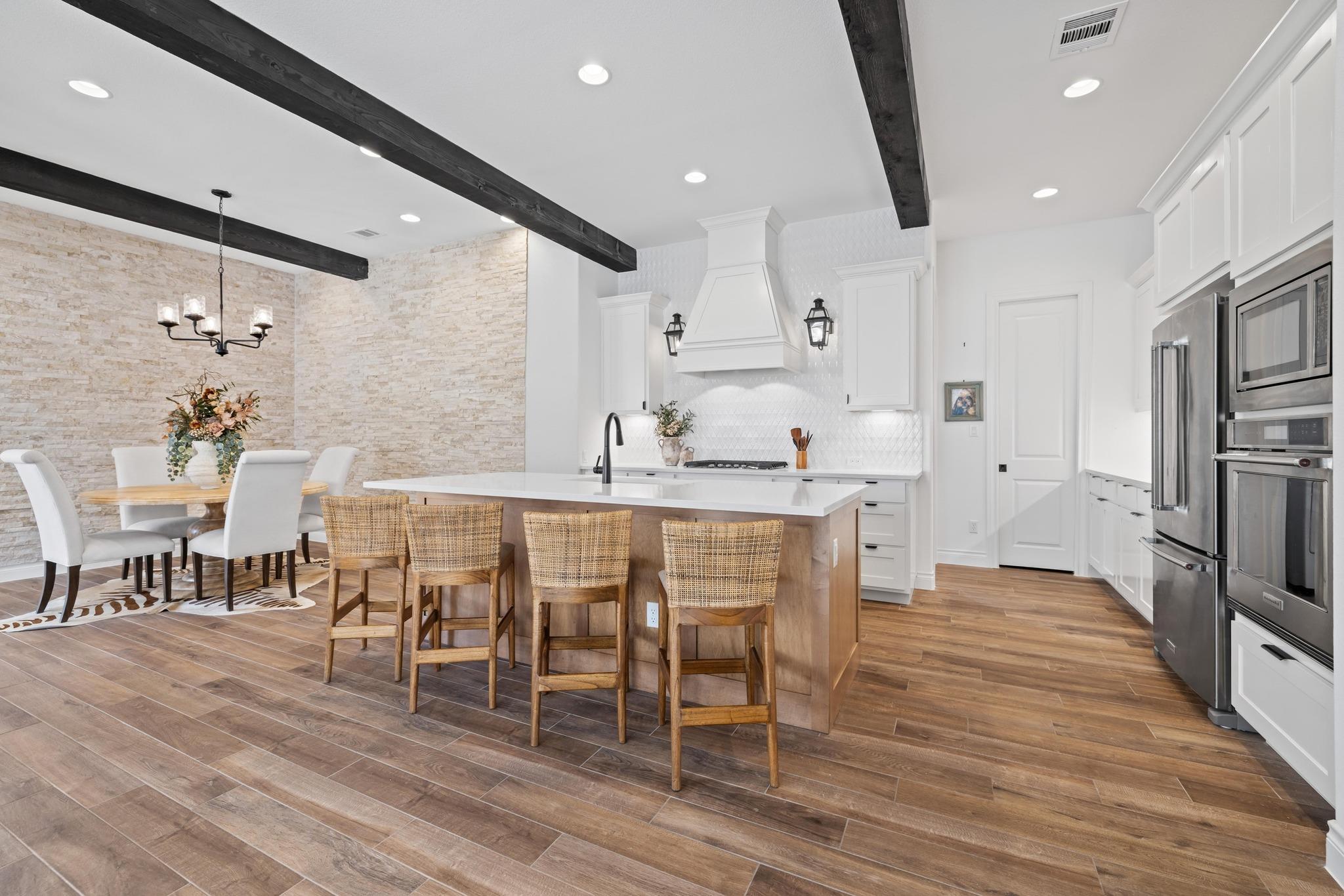 Listing photo 1 of 925  Indian Hawthorne Dr  #GH-39