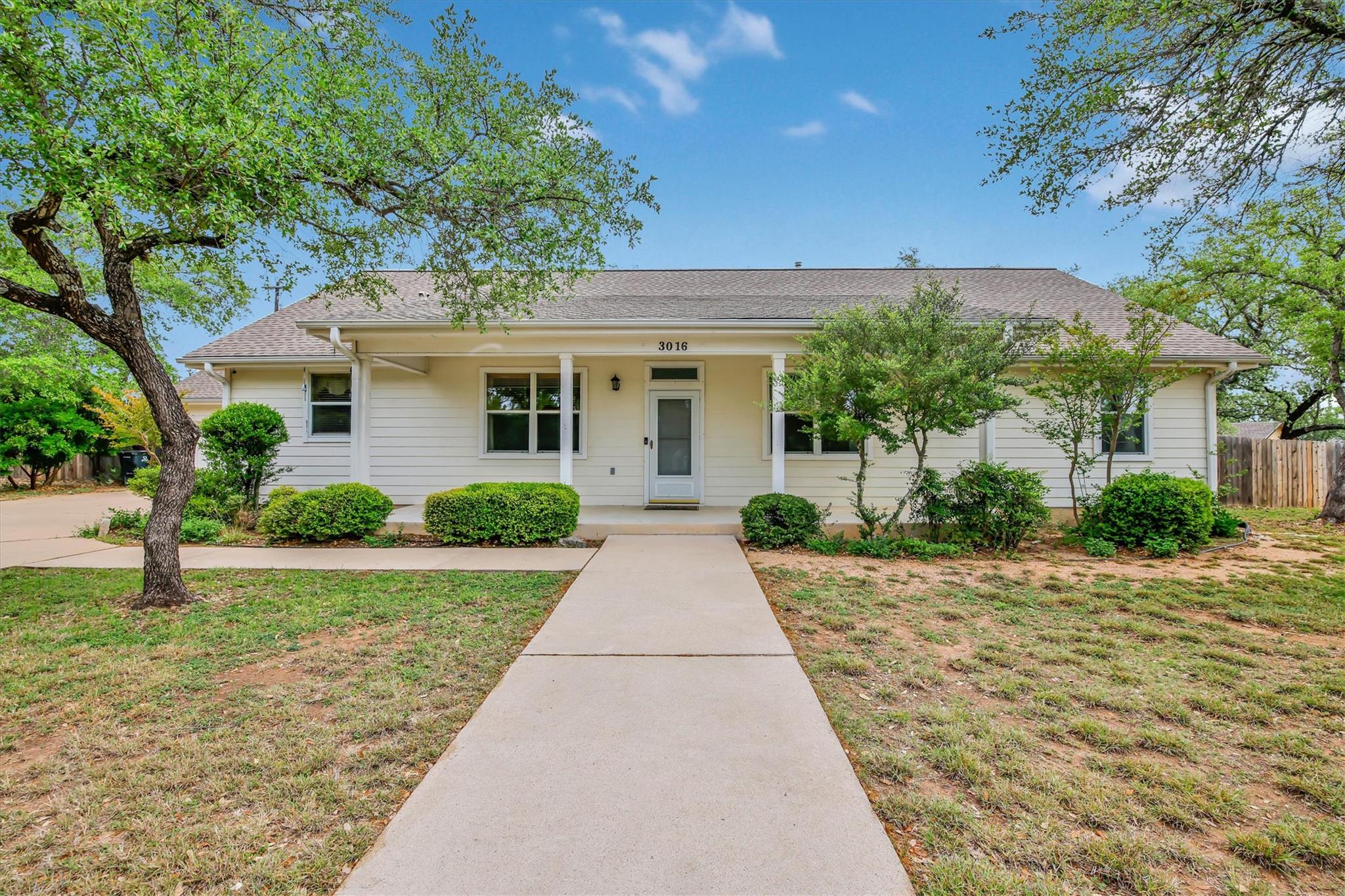 Listing photo 1 of 3016  Tradewind Dr
