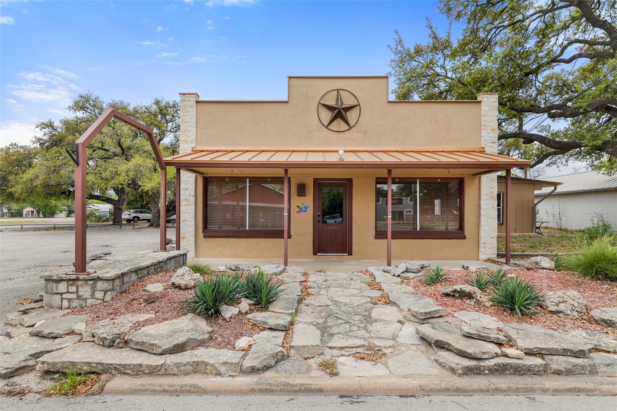 Listing photo 1 of 807  Main St
