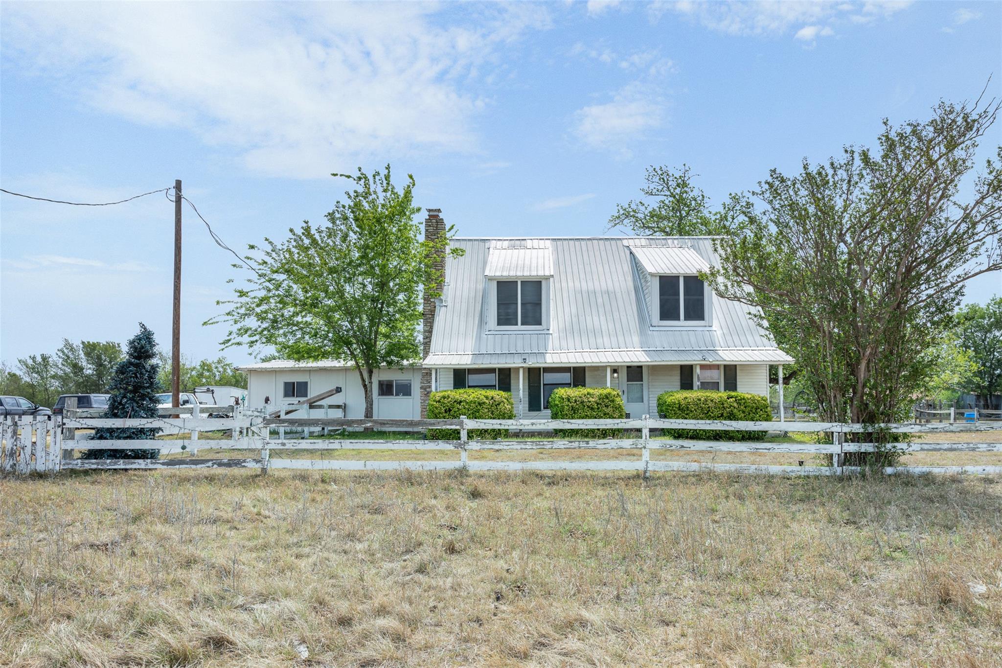 View of front facade with a fenced front yard, a 