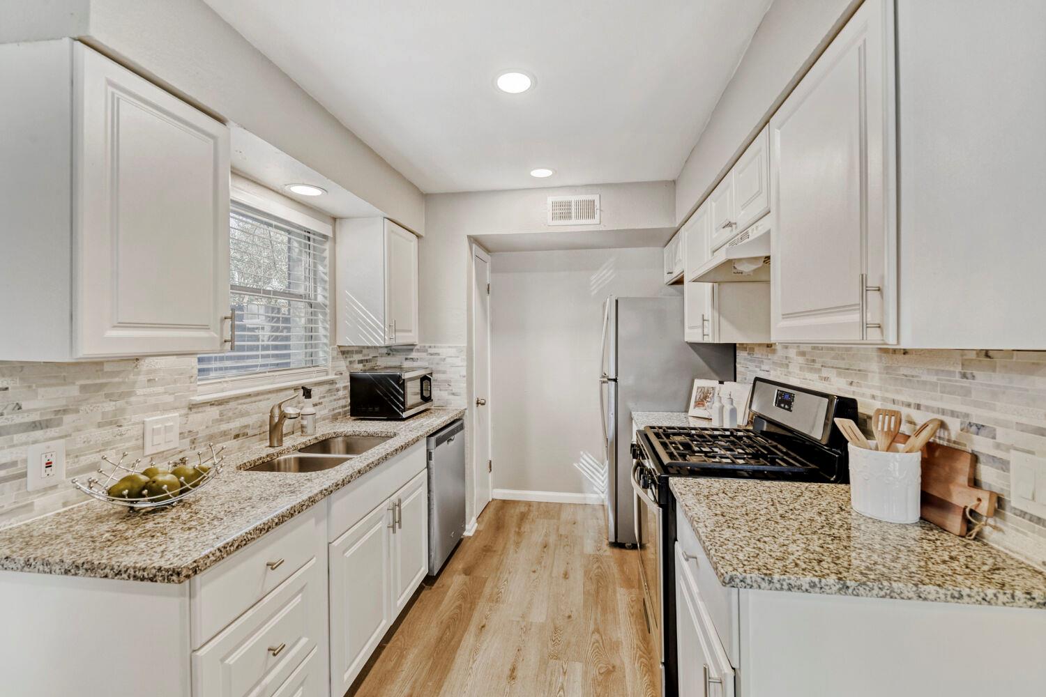 Listing photo 1 of 819  Sahara Ave