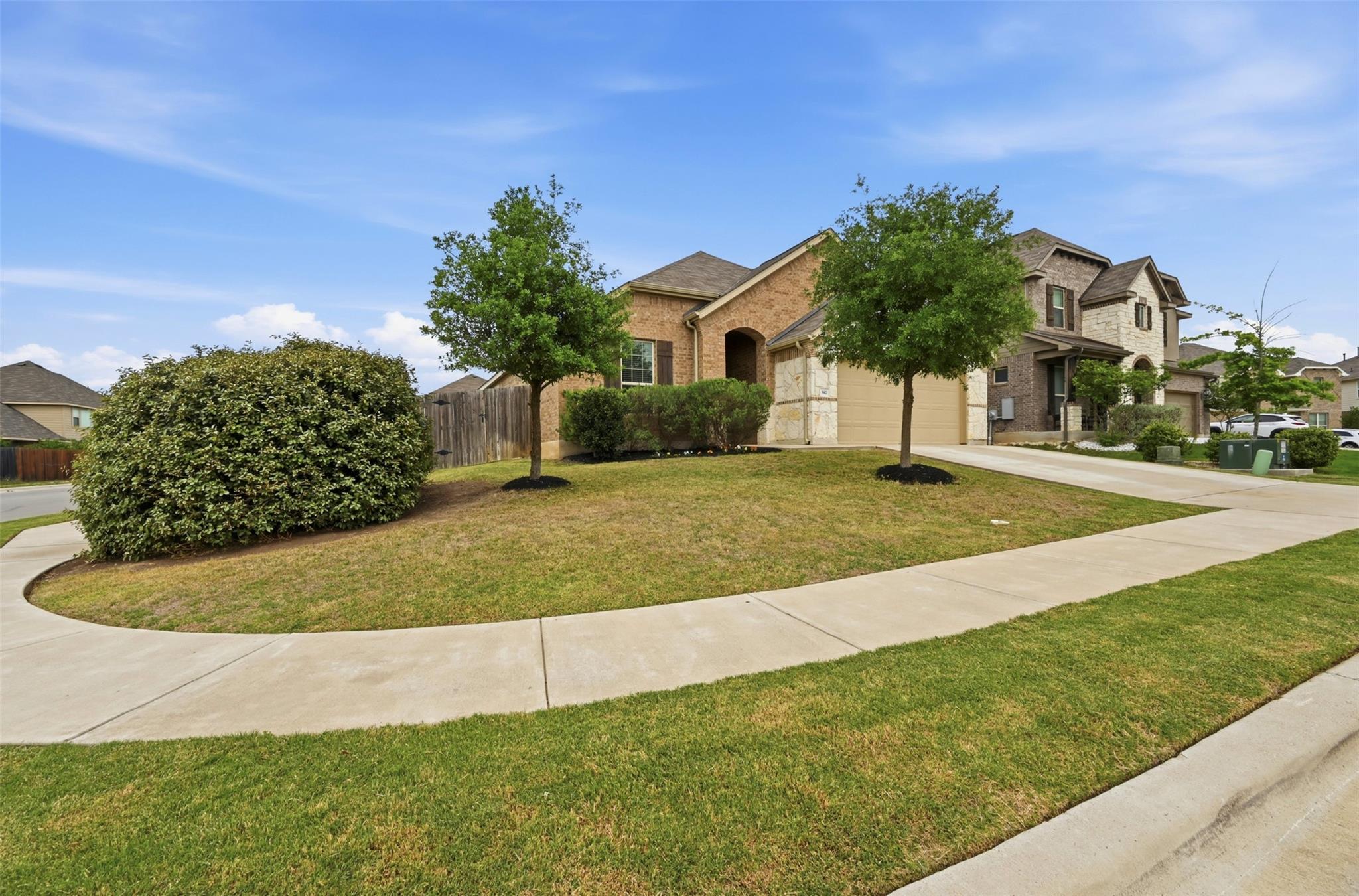 Listing photo 1 of 392  Algaroba Loop