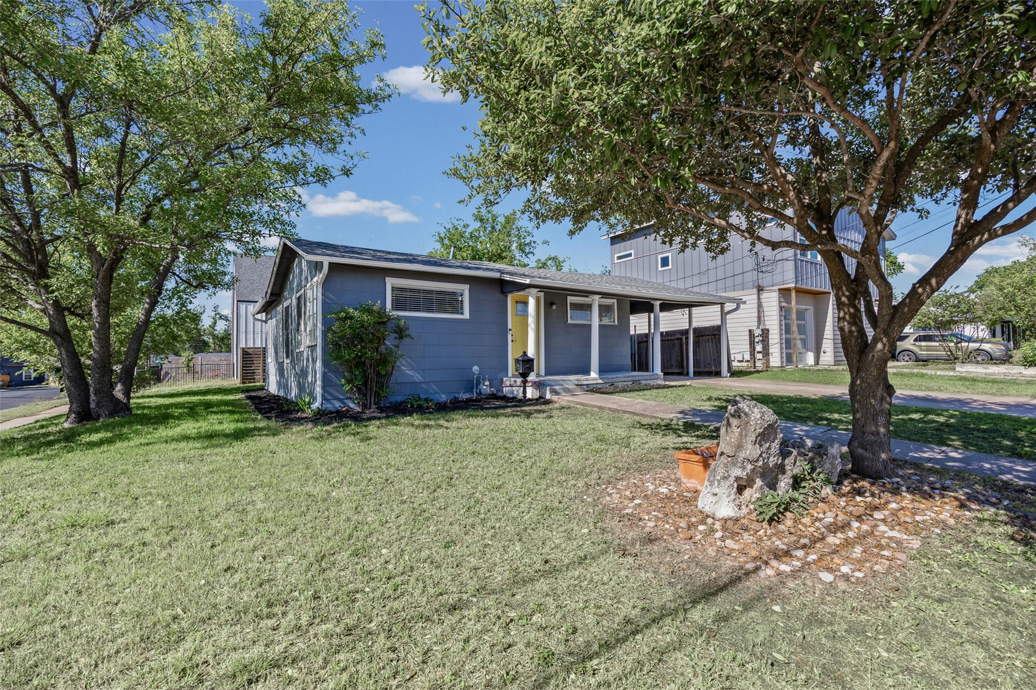 Listing photo 1 of 4709  Leslie Ave