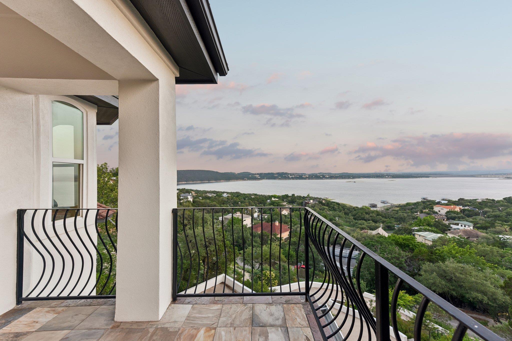 Listing photo 1 of 14004  Skyline Dr