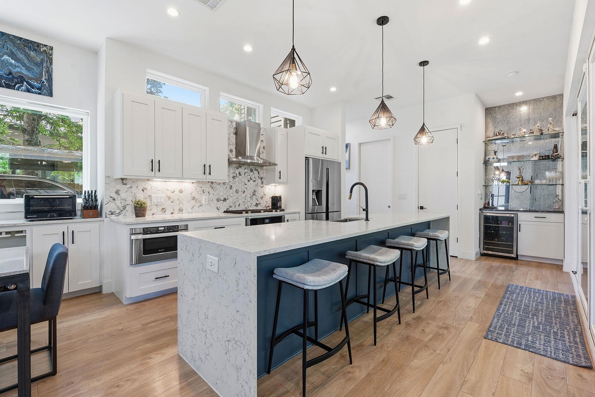 Listing photo 1 of 2806  W 44th St  #B