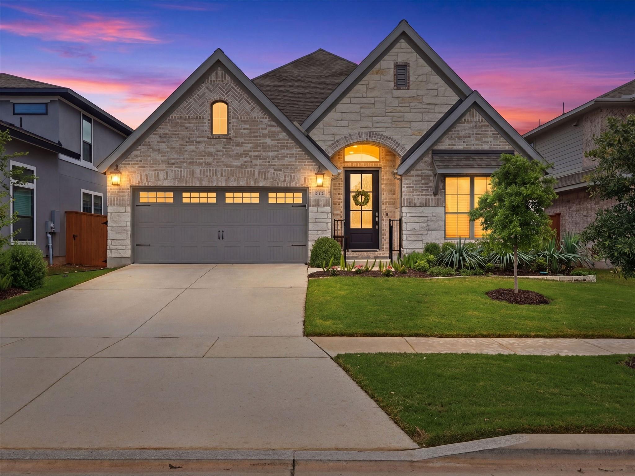 Listing photo 1 of 1833  Luna St