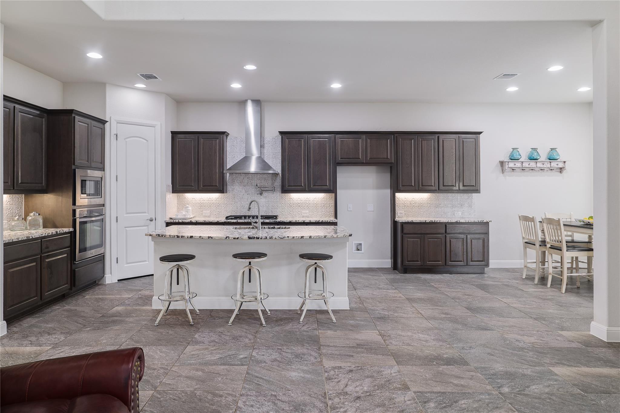 Listing photo 1 of 3118  MEDIA Dr