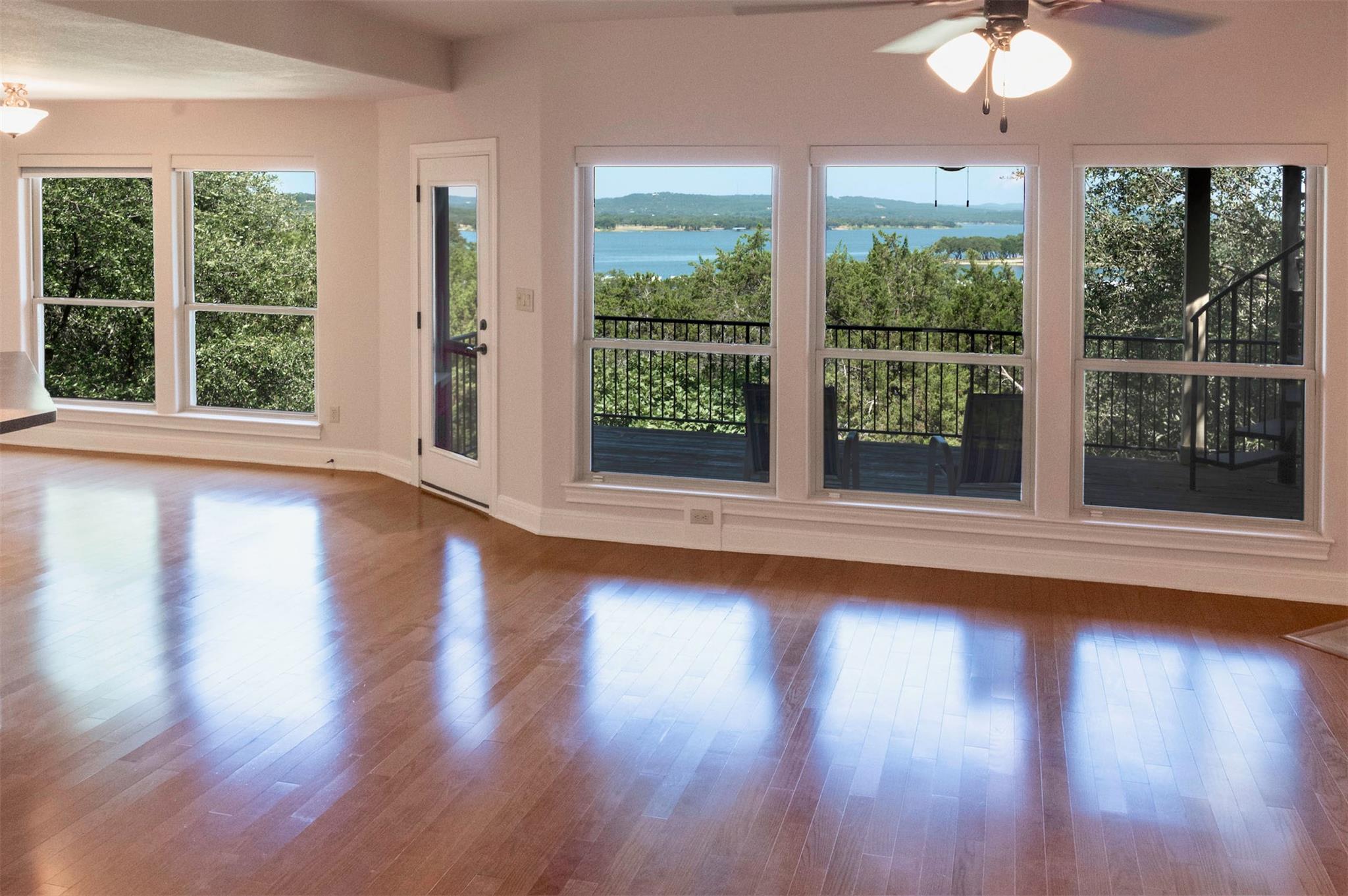 Ảnh nhà đang rao bán 1 của 6400  Lakeshore Dr