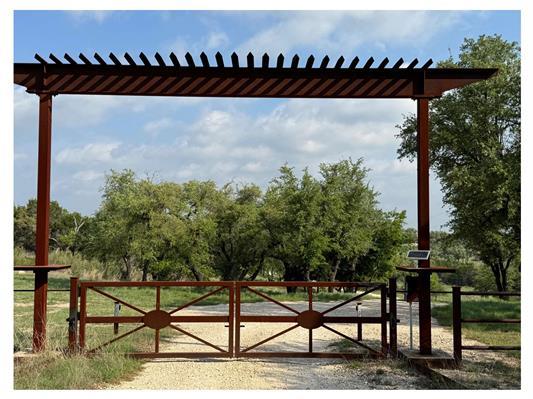 Gate featuring a pergola