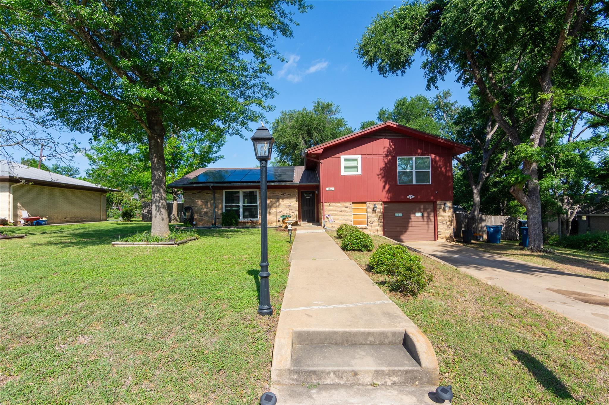 Listing photo 1 of 1212  Lake Terrace Dr