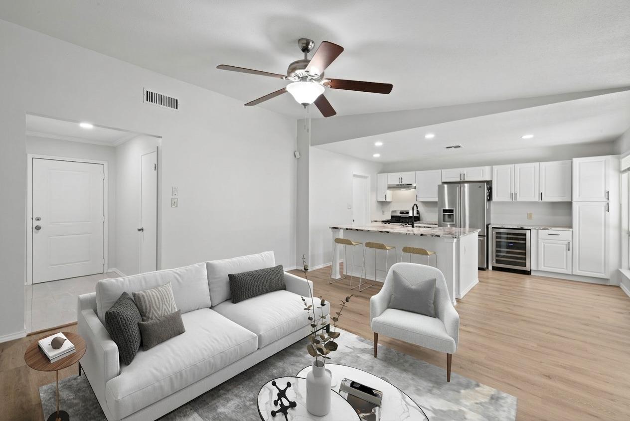 Listing photo 1 of 10001  Woodglen Dr