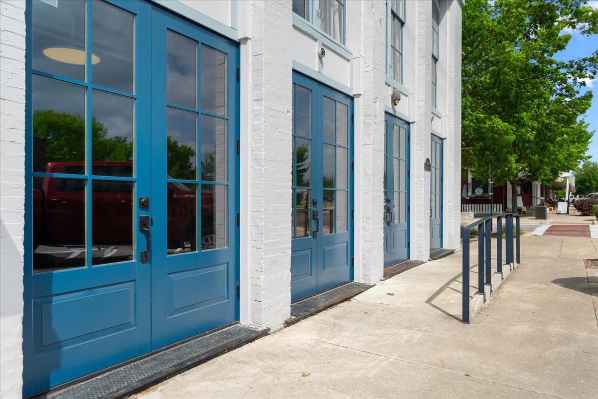 Listing photo 1 of 117  East St  #100
