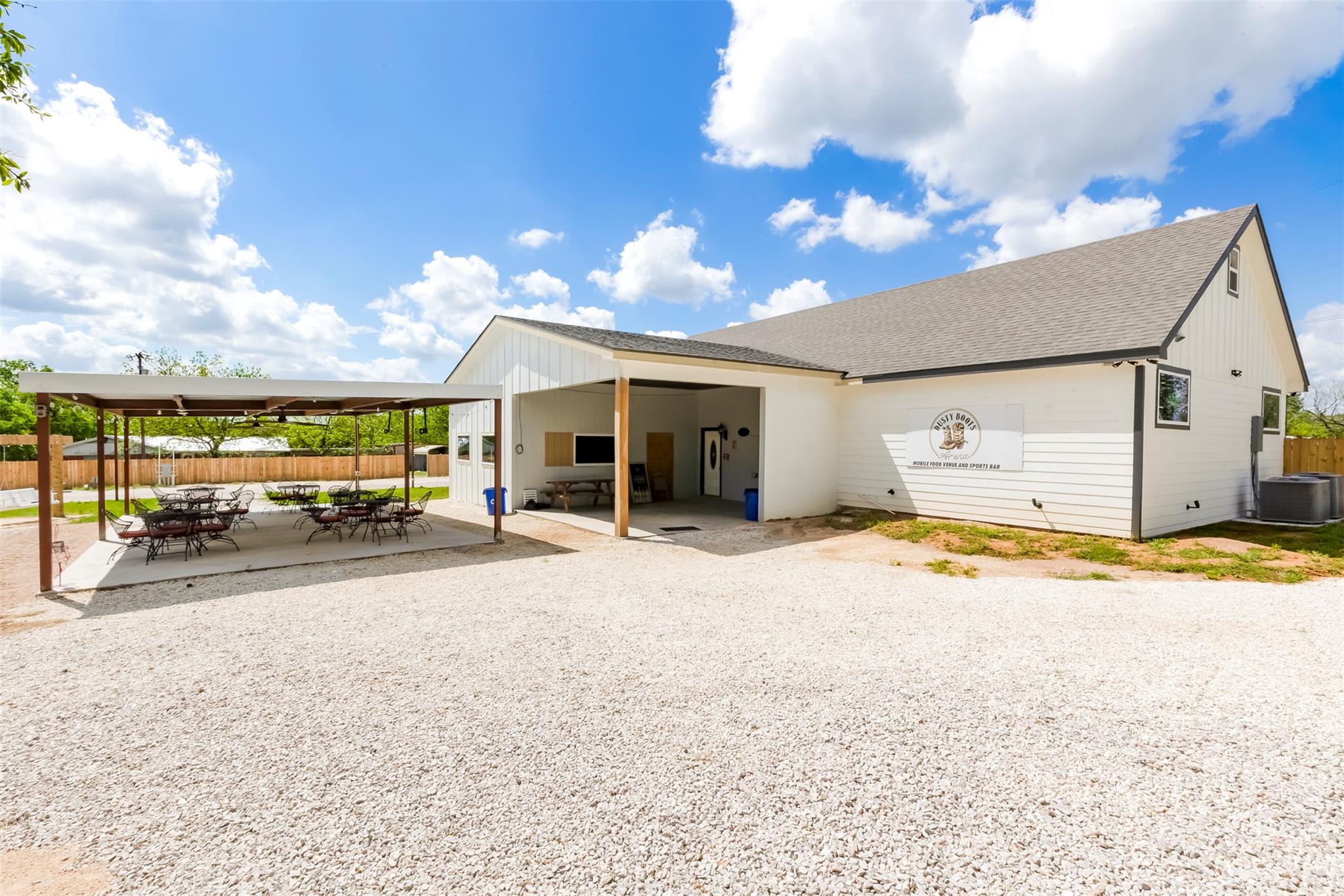 Listing photo 1 of 306  Oak St