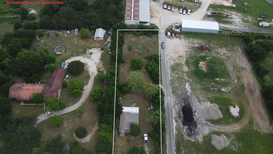Expansive lot featuring a single-story residence 