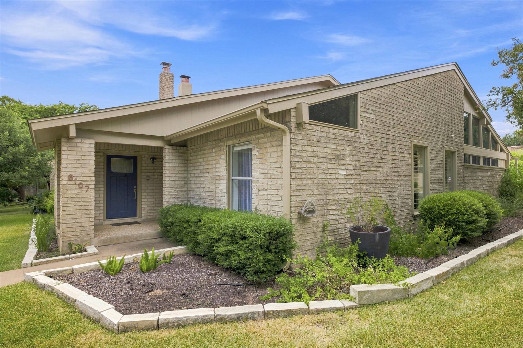 Listing photo 1 of 8107  Middle Ct