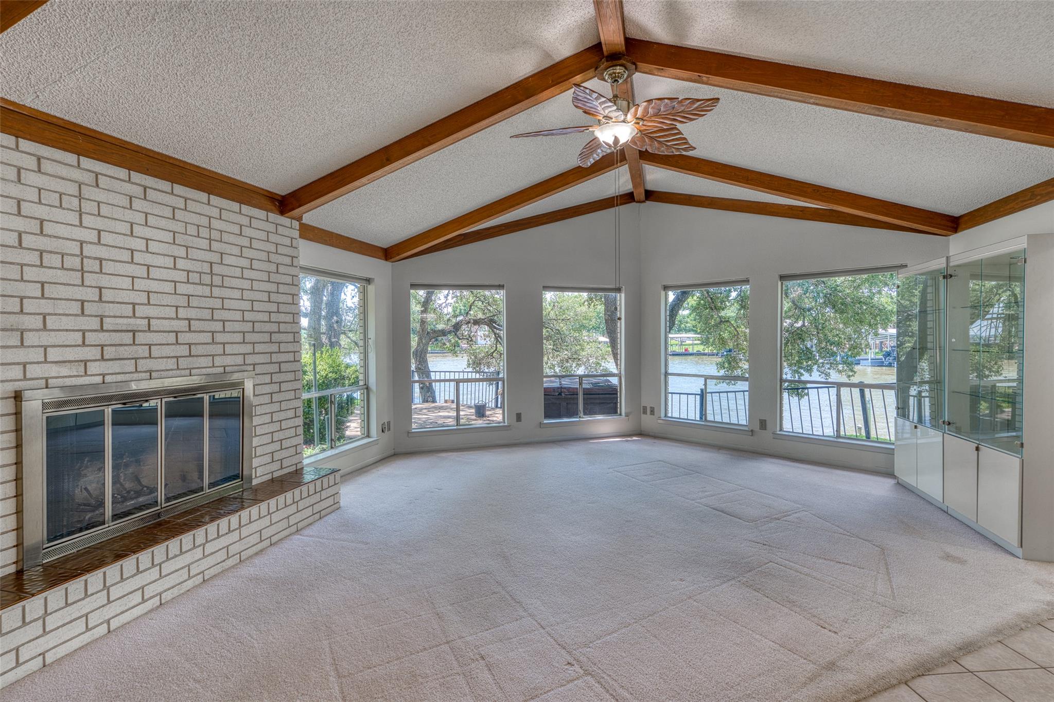 A spacious great room offers impressive vaulted c
