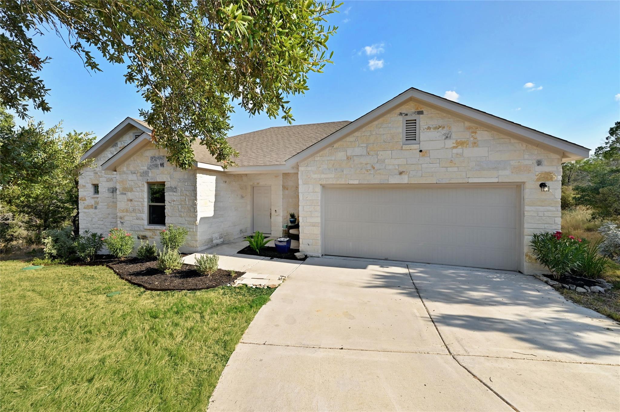 Single-story residence featuring a light-colored 