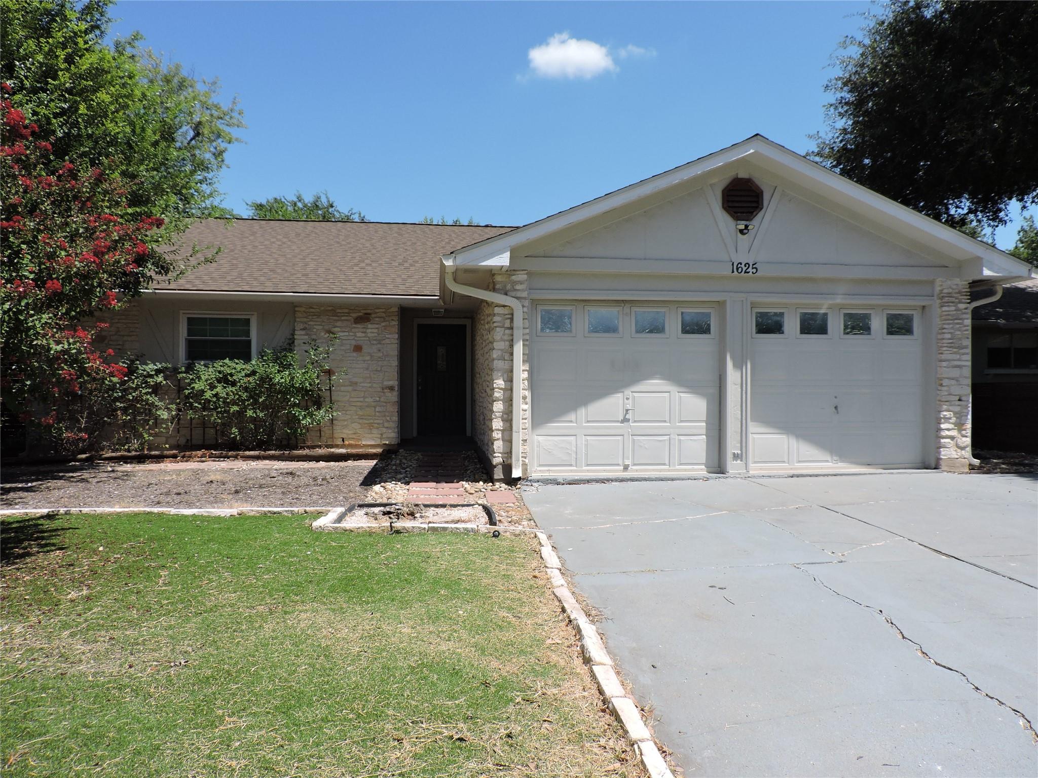 Listing photo 1 of 1625  Chippeway Ln