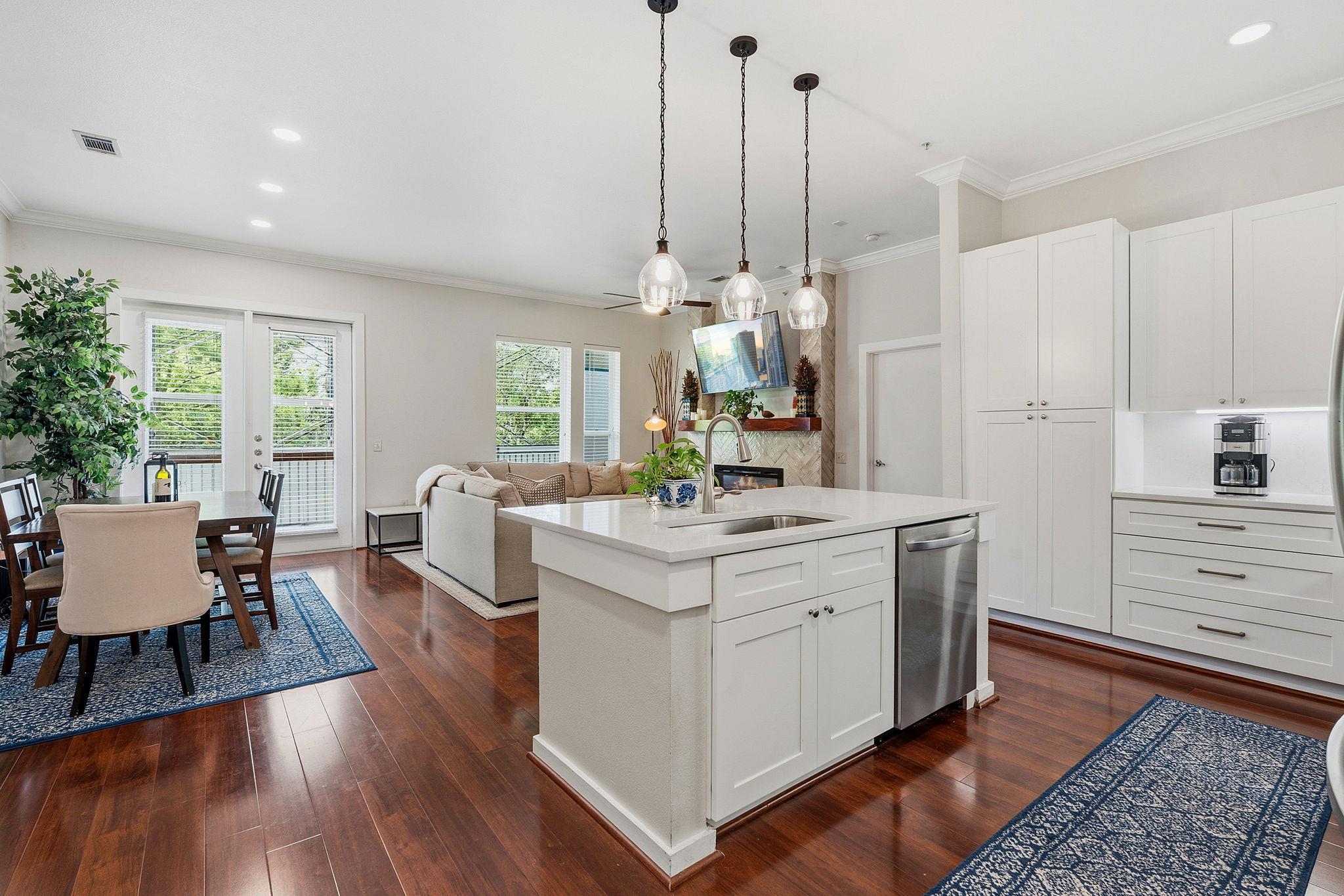 Ảnh nhà đang rao bán 1 của 1900  Barton Springs Rd  #2026